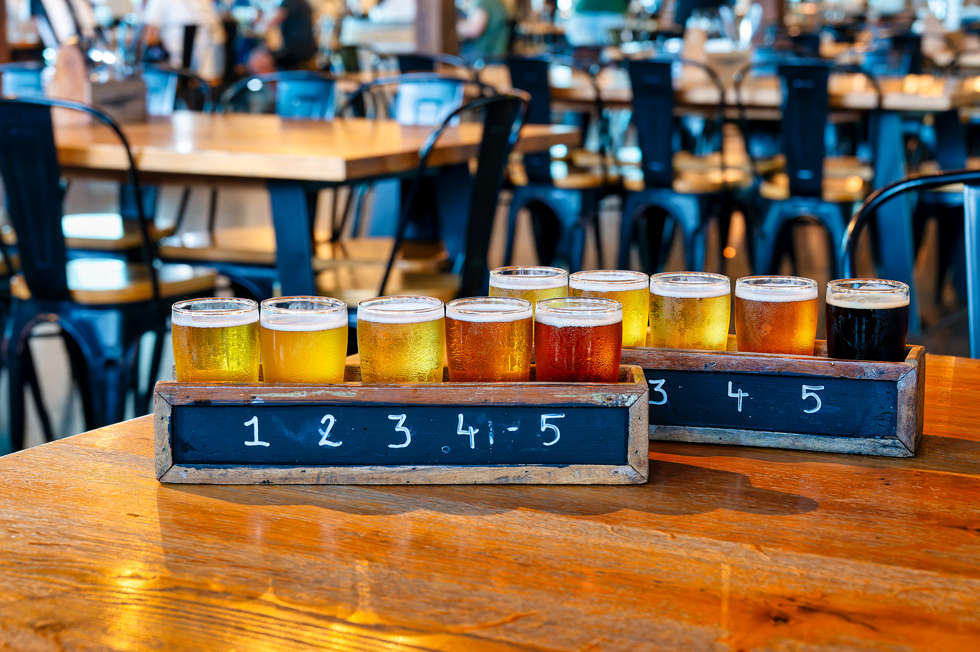 ビール飲み比べメニュー（ビアパドル）は、最大10種類の自社醸造ビールを含む20のタップから選べる。例として、Pitchfork Betty Pale AleやWest Coast IPA、FNQ Resilience Lagerなど、個性的な味わいが楽しめる。各ビールの特徴や風味を解説するテイスティングノートが提供され、初心者でも楽しみながら学べる。美味しい料理とともに堪能したい