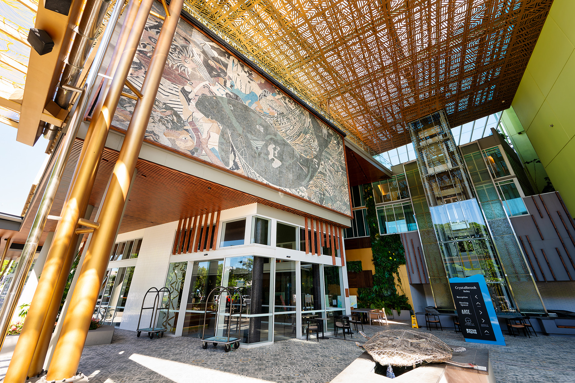 ケアンズでは「クリスタルブルック・ベイリー・レジデンス」に宿泊。地元のアートを取り入れたモダンなデザインが特徴