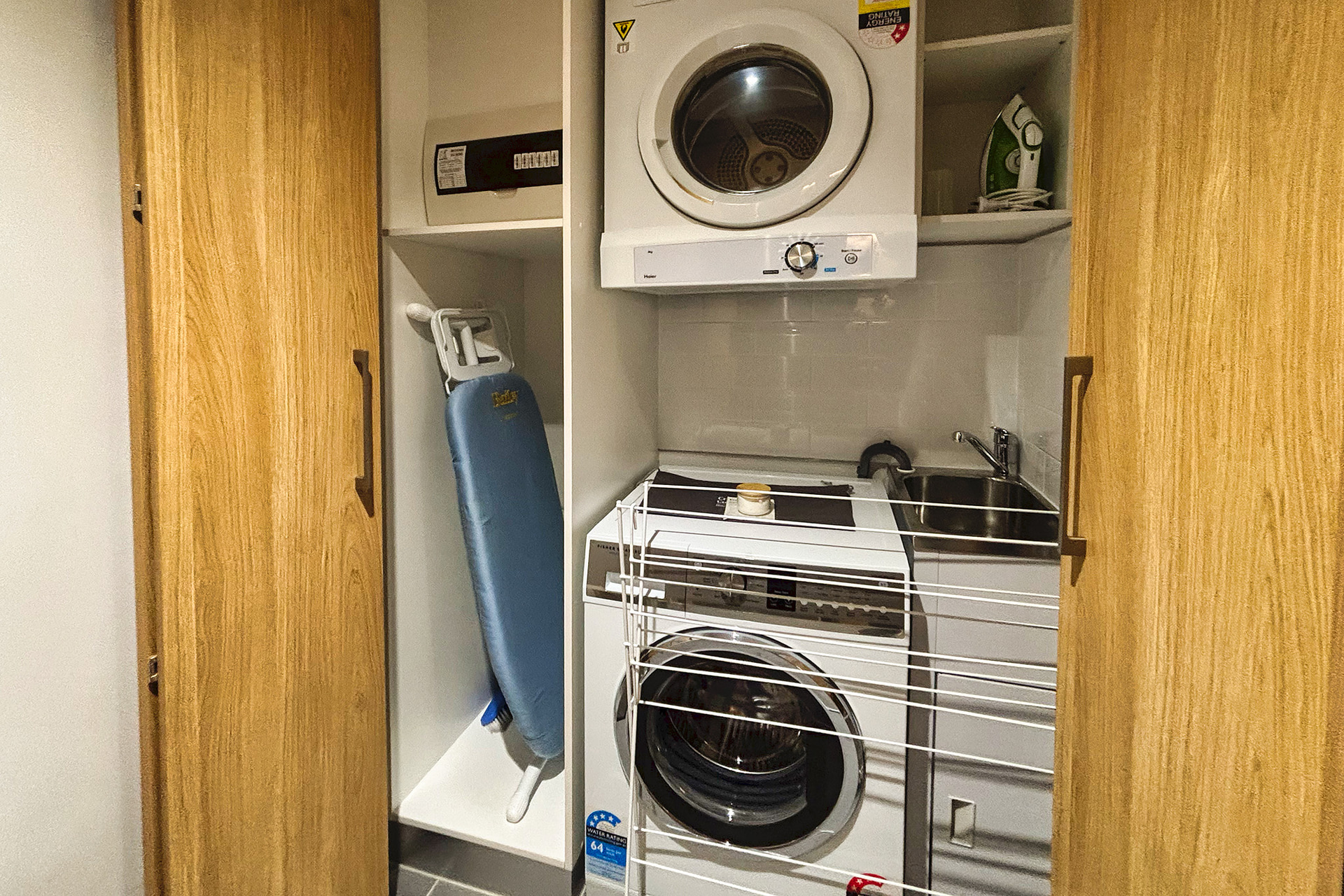 洗濯機と乾燥機もあるのでとても便利。ハンガーも紙製でサステナブルを意識している
