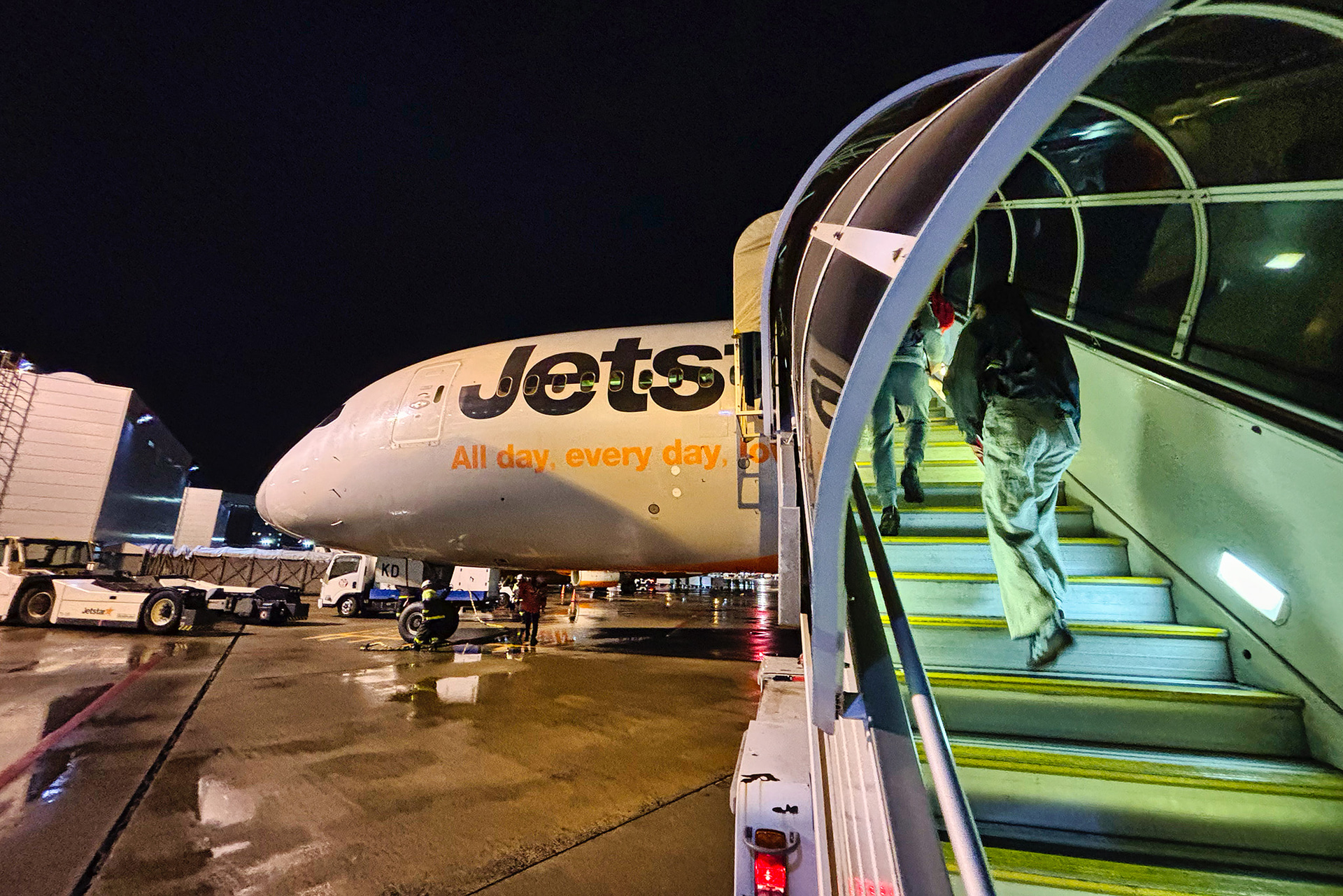 ケアンズ行きのジェットスターはボーイング 787-8でゆったりした気分で移動できる。成田を夜発なので、フライト時間をひたすら睡眠に充ててもよし