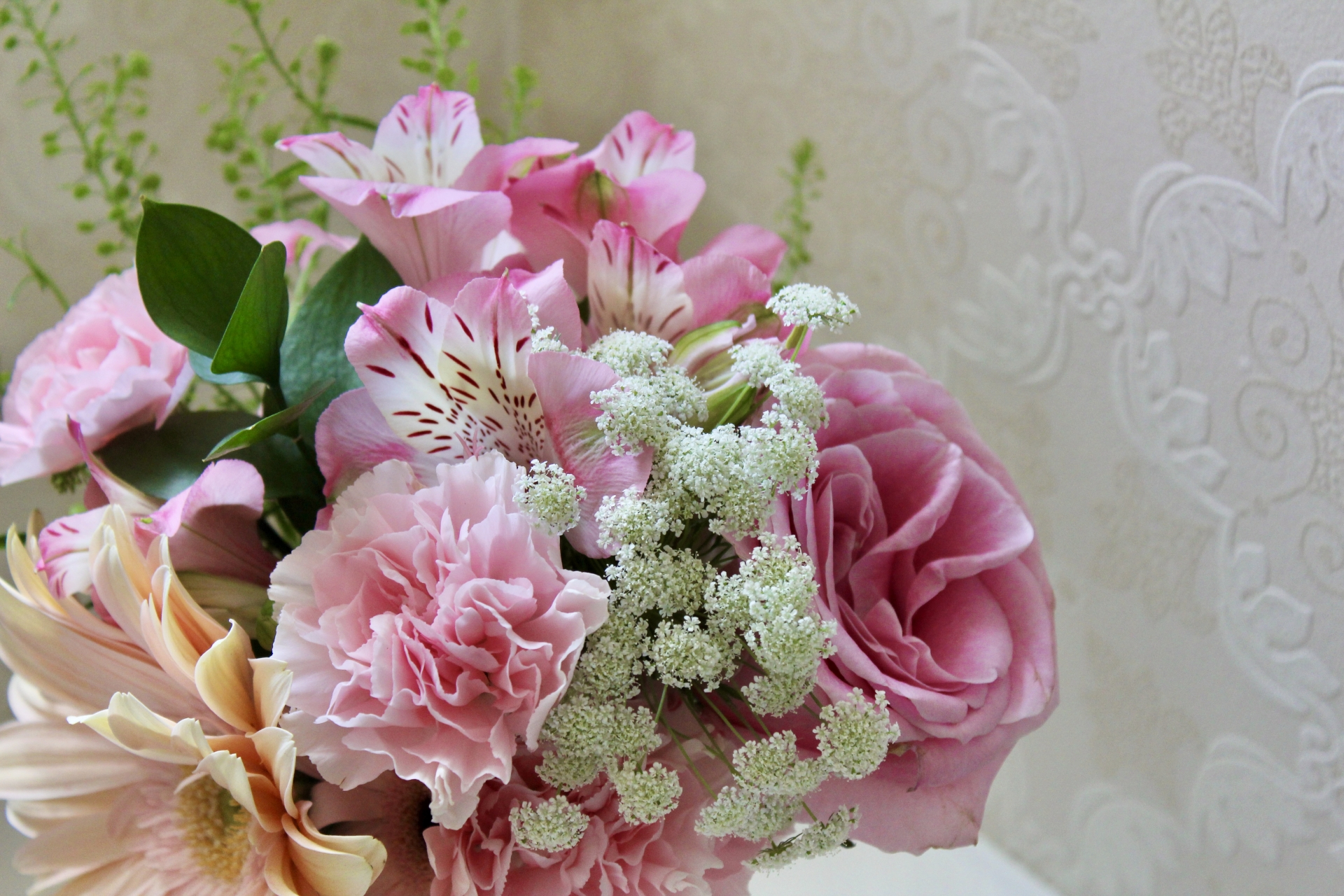 敬老2人の部屋には、華やかなフラワーアレンジメントと似顔絵を用意