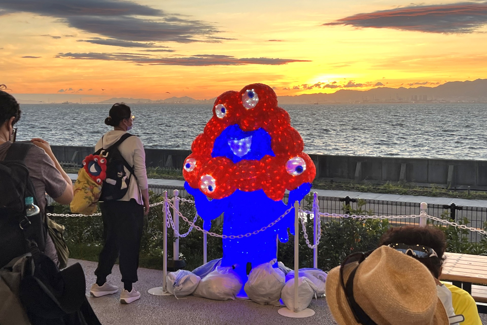 イルミネーションミャクミャクとの2ショットも楽しめる