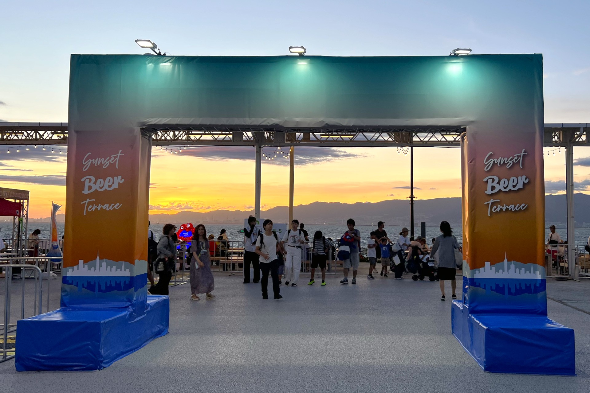 ビアテラスは未来の都市パビリオンとくら寿司の間から入場できる