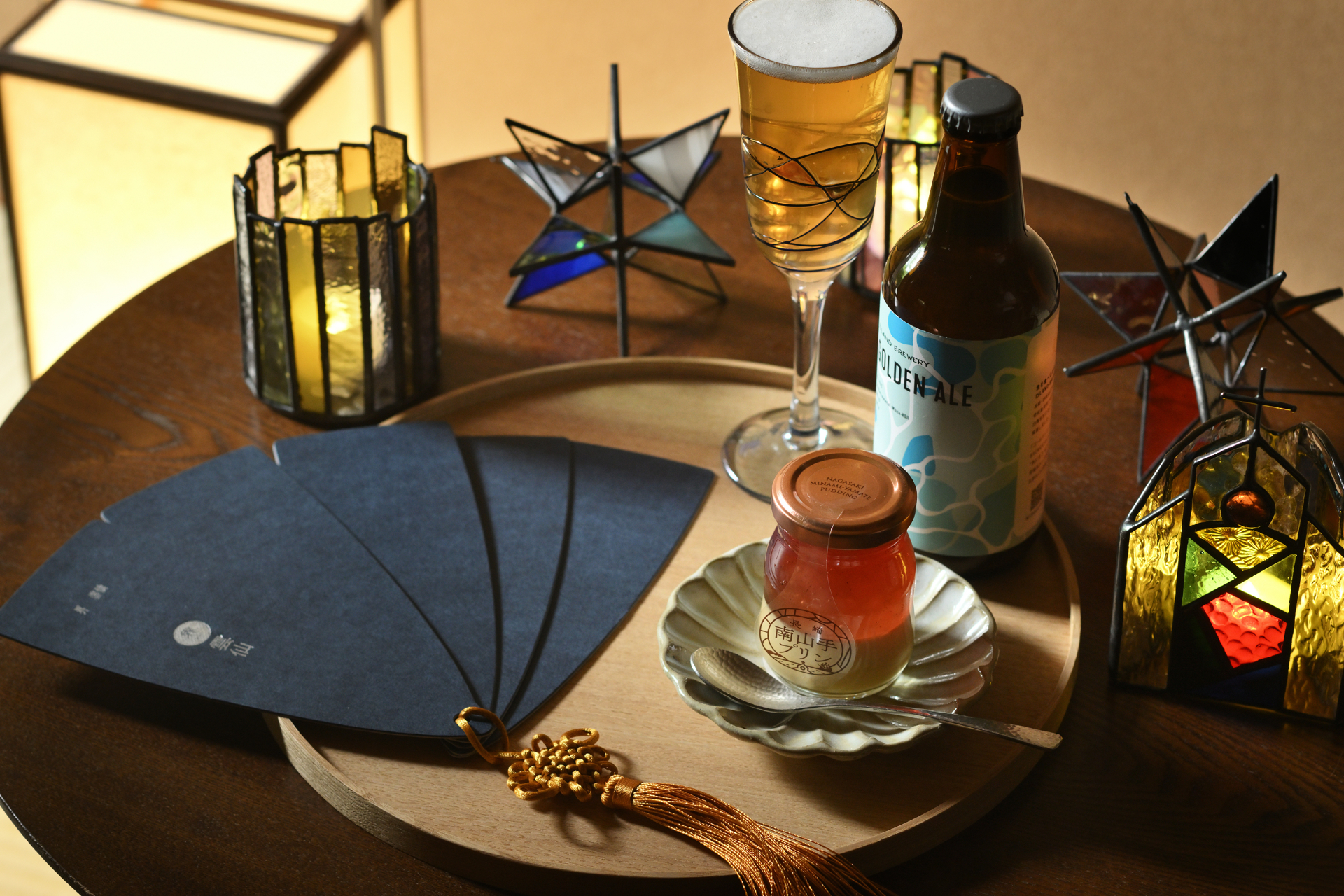 「界 雲仙」のギフトは、長崎のクラフトビール、ステンドグラスを表現したプリン、活版印刷を用いたオリジナル扇子づくり