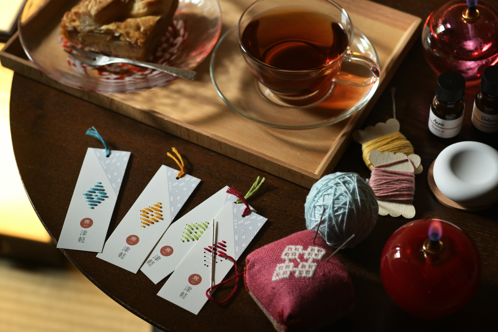 「界 津軽」のギフトは、りんごや桜など3種から選べるアロマセット、アップルパイと紅茶、津軽こぎん刺しセット