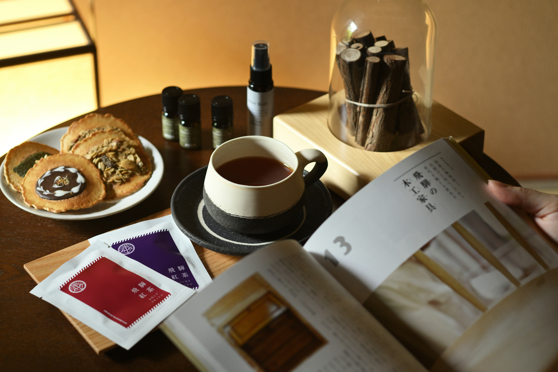 「界 奥飛騨」のギフトは、味噌のお煎餅と温泉和紅茶、針葉樹のオイルを使用したアロマスプレーづくり、飛騨の匠の歴史を知る書籍