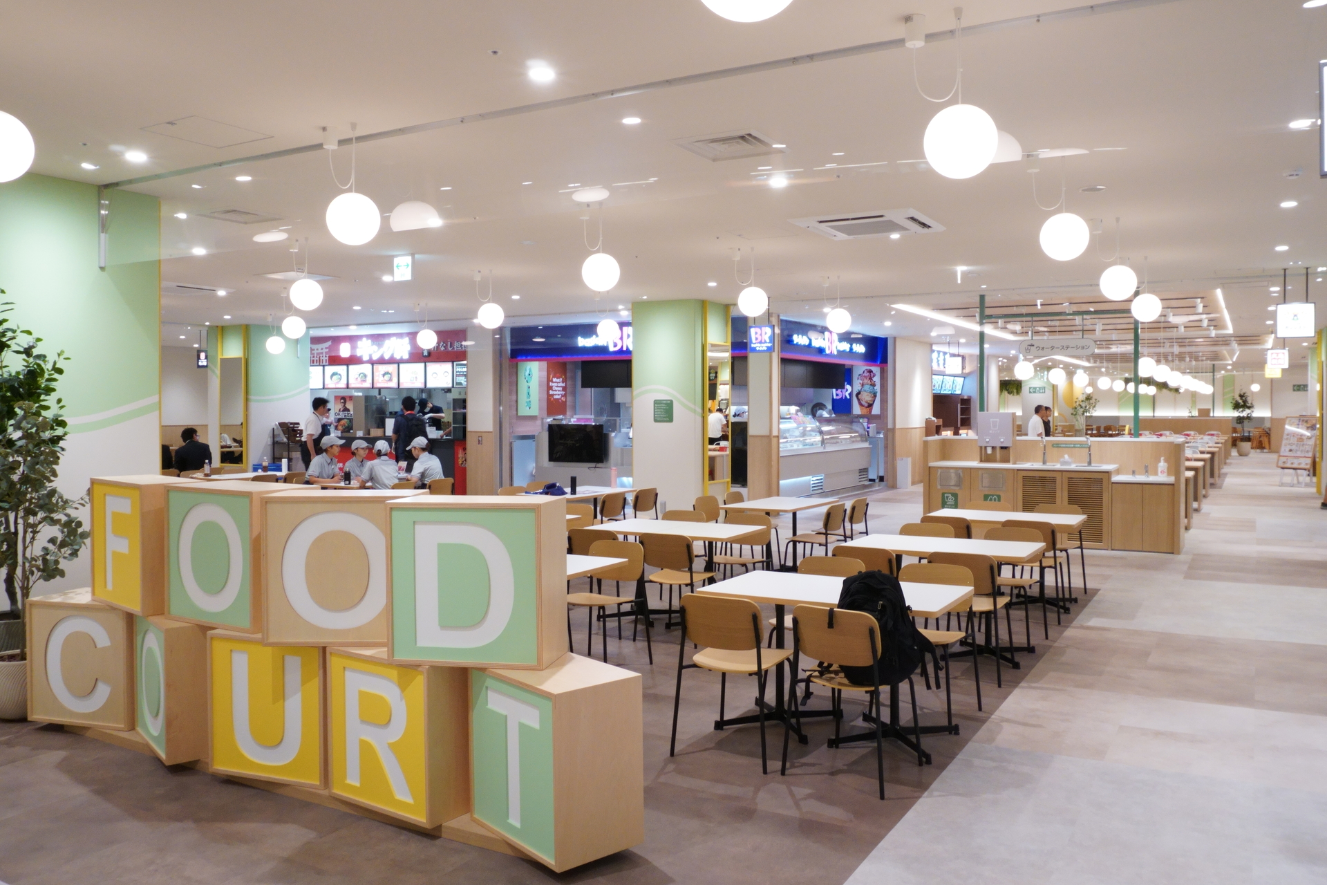 MARK ISシリーズ都内初出店となる「MARK IS 葛飾かなまち」。写真はフードコート（3階）