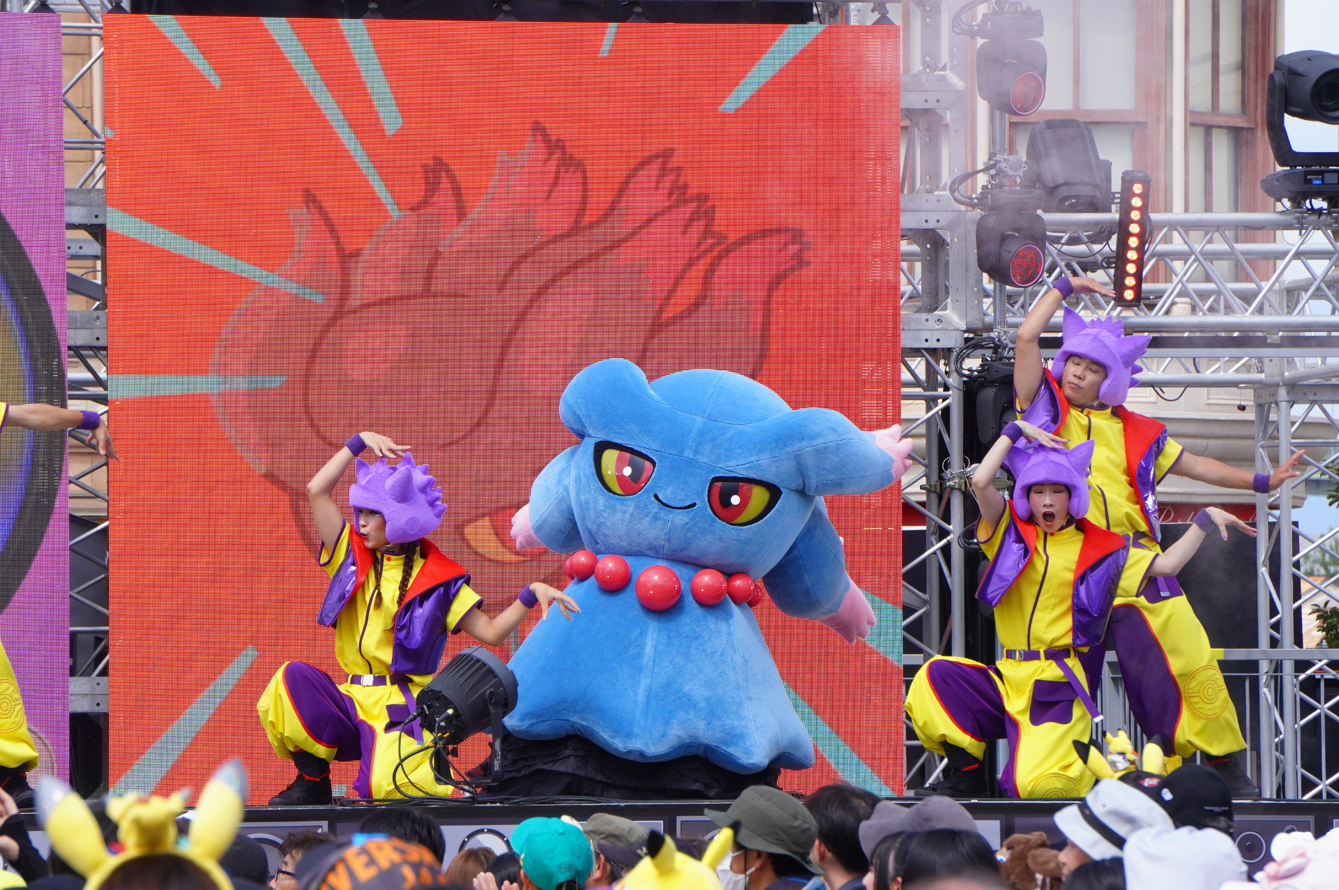 DJピカチュウがショーケースバトルで勝敗を決めようと提案。3回戦のショーケールバトル開始！　ブンブンはバケッチャを、バンバンはヒトモシを呼び出し、楽しくも熾烈なショーケースバトルがスタート