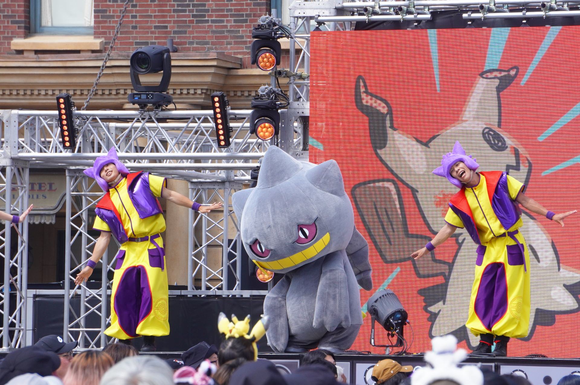 DJピカチュウがショーケースバトルで勝敗を決めようと提案。3回戦のショーケールバトル開始！　ブンブンはバケッチャを、バンバンはヒトモシを呼び出し、楽しくも熾烈なショーケースバトルがスタート