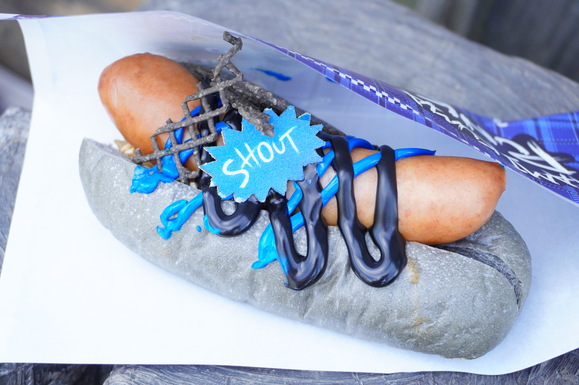 ハミクマパンク・ドッグ～ブラックチーズソース＆ペッパー～。大きなソーセージは肉汁ジューシーで満足感◎