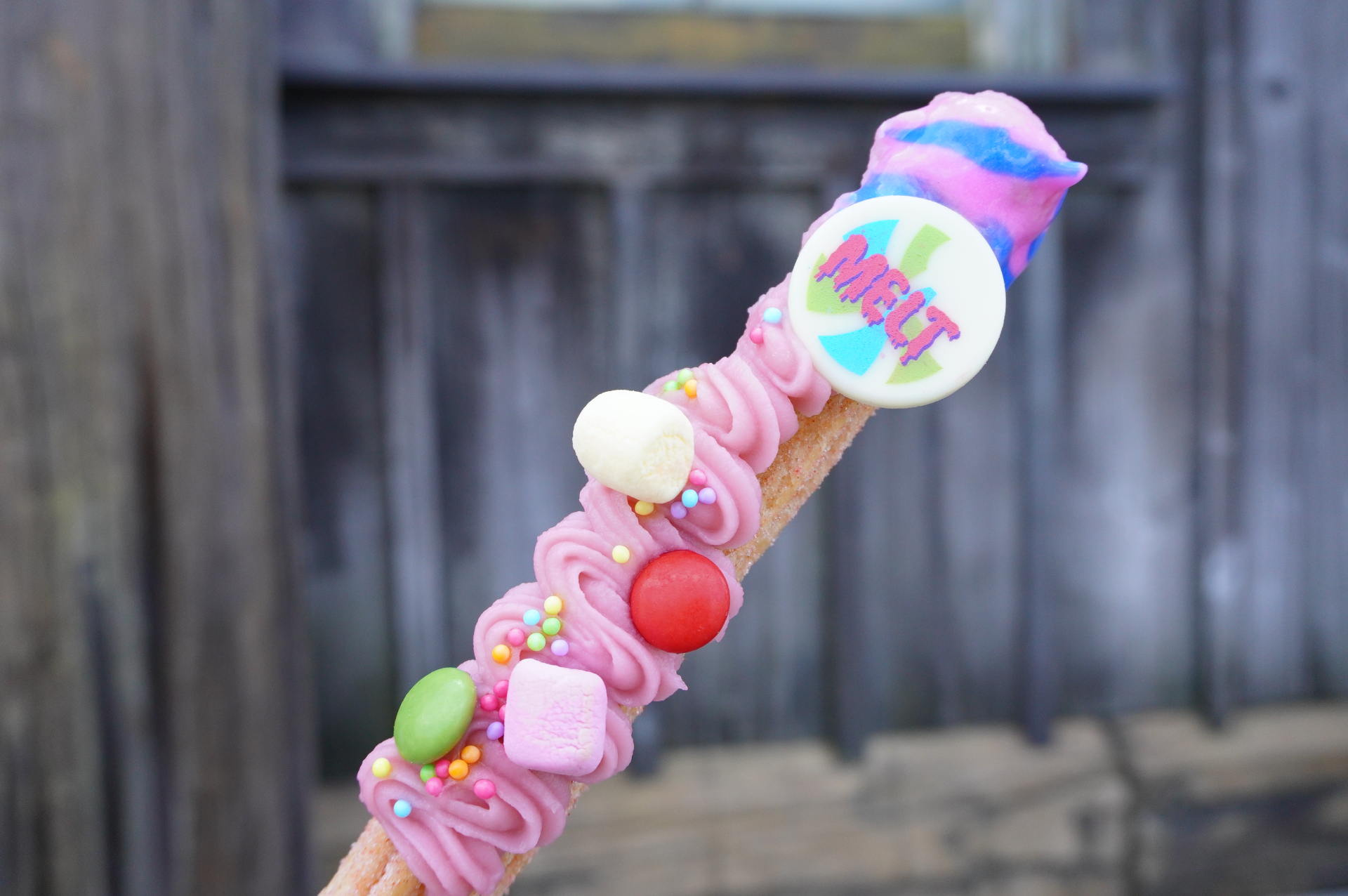 ひんやりしてて、甘酸っぱさが美味！　まさにとろけるような食感が楽しめるクリームやマーブルチョコ、マシュマロなどのド派手なトッピング