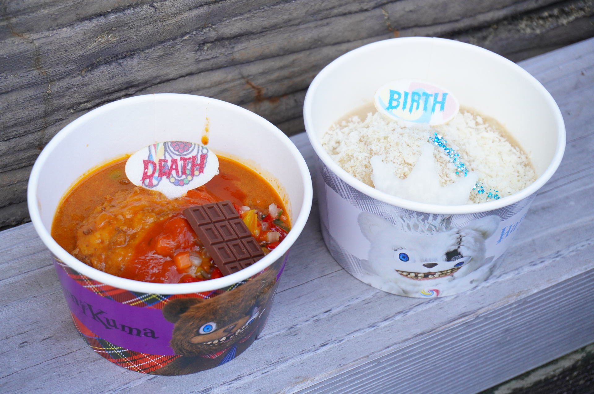 ハミクマのチョコレート・キーマカレー（左）、ハミクマソウルのチキン＆チーズ・ホワイトカレー（右）