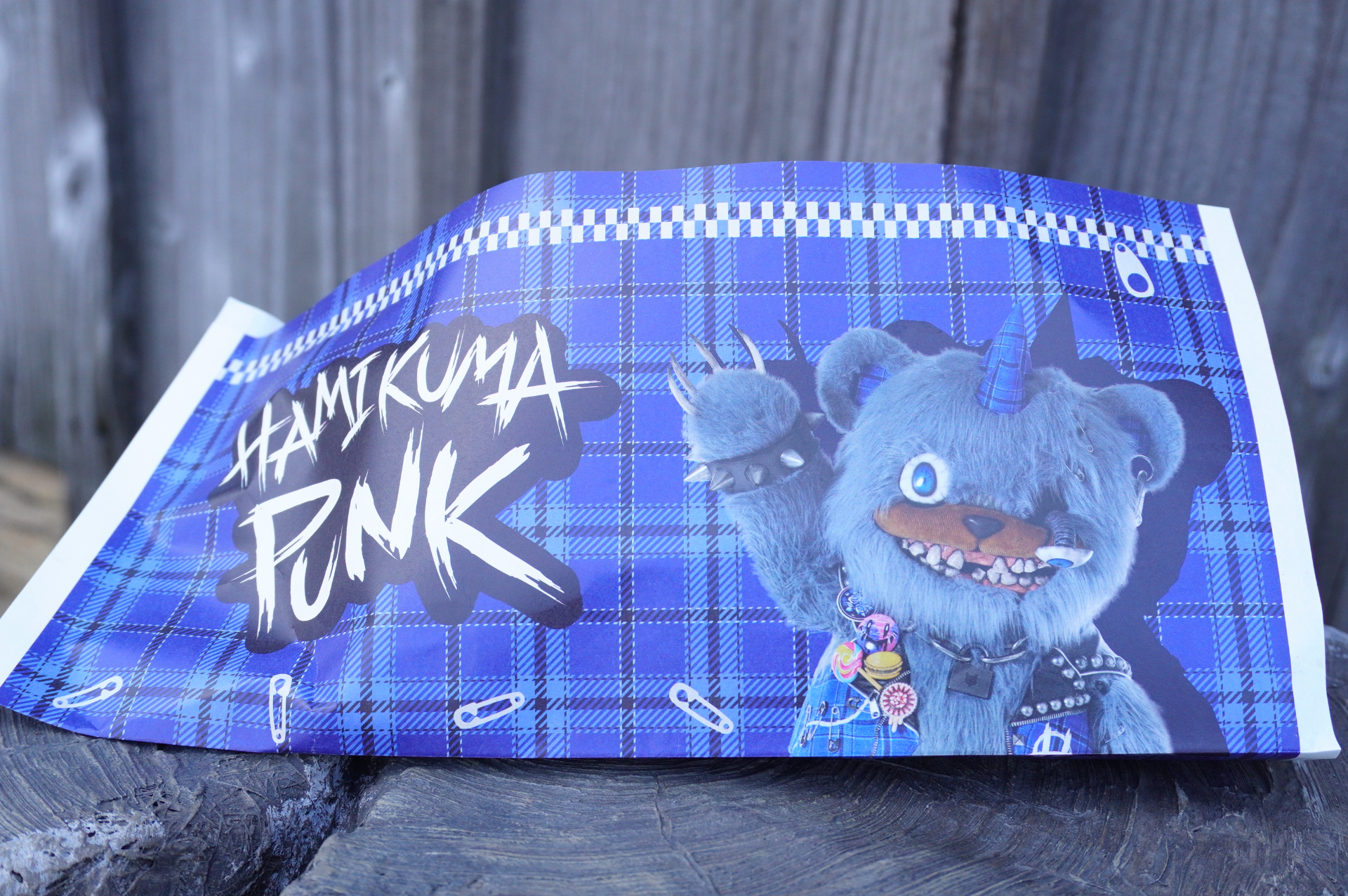 ハミクマパンク・ドッグ～ブラックチーズソース＆ペッパー～。大きなソーセージは肉汁ジューシーで満足感◎