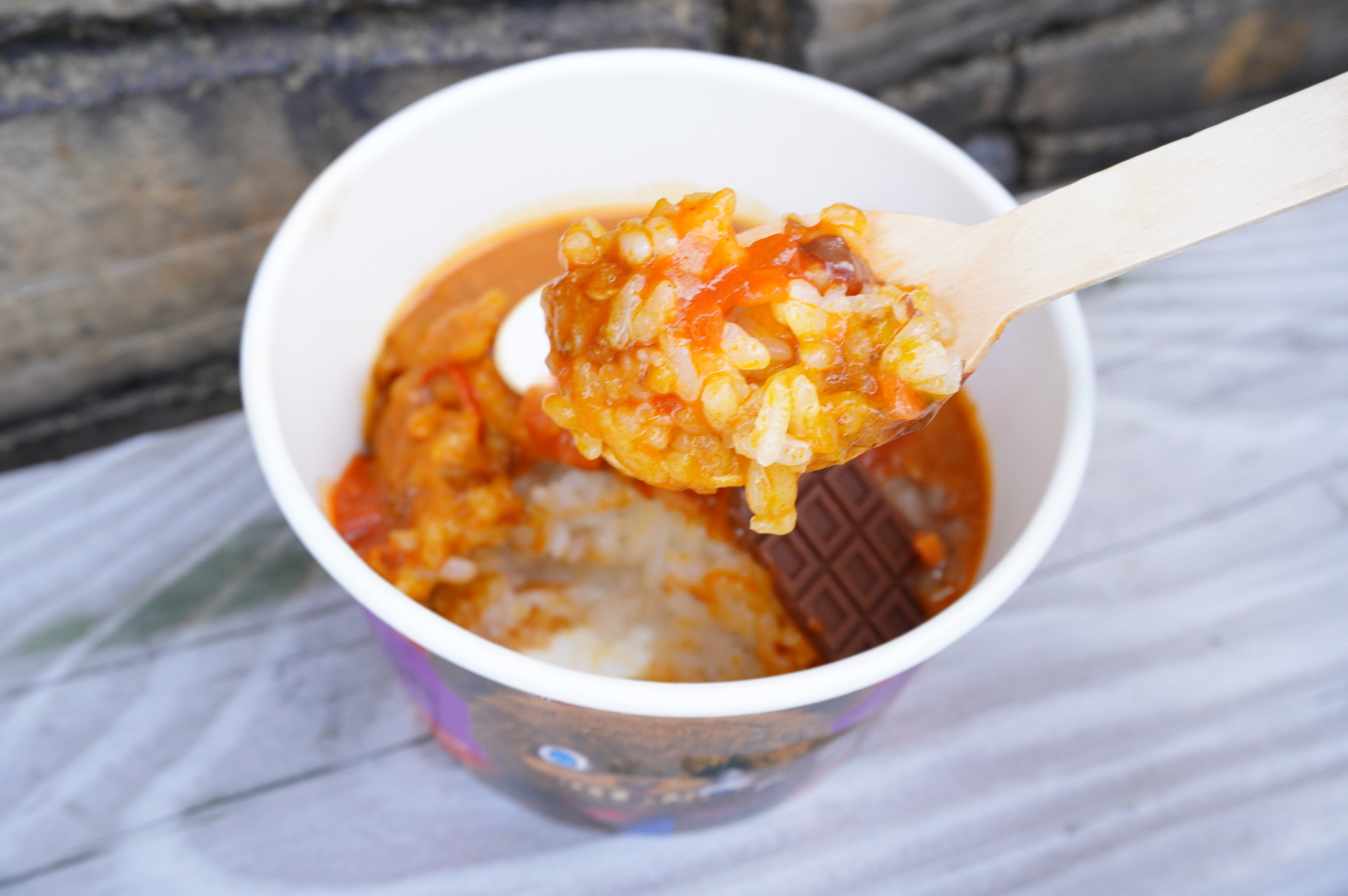 スパイシーだけど辛すぎず、添えられた刻みピクルスが効いてトマトカレーのような味わい。トッピングのチョコと一緒に食べるとよりまろやかに