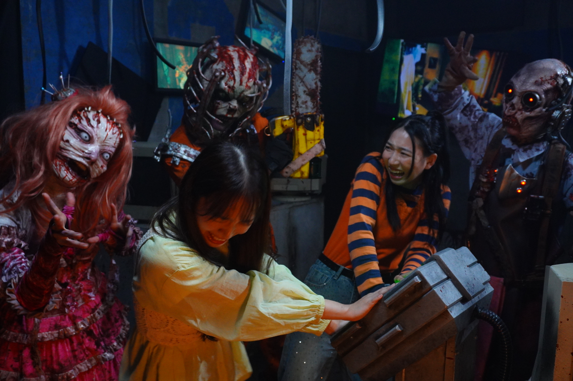 襲いかかってくるゾンビがグロテスクすぎて、もはや直視できない……。お見せできる写真はごく一部だけ。この後もまだまだ恐怖が続く