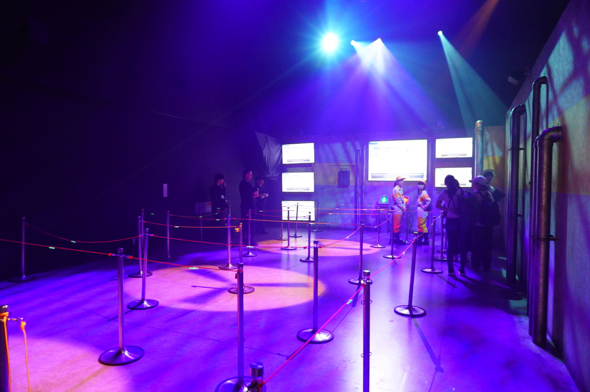 待機列の空間。薄暗く、ひんやりしている