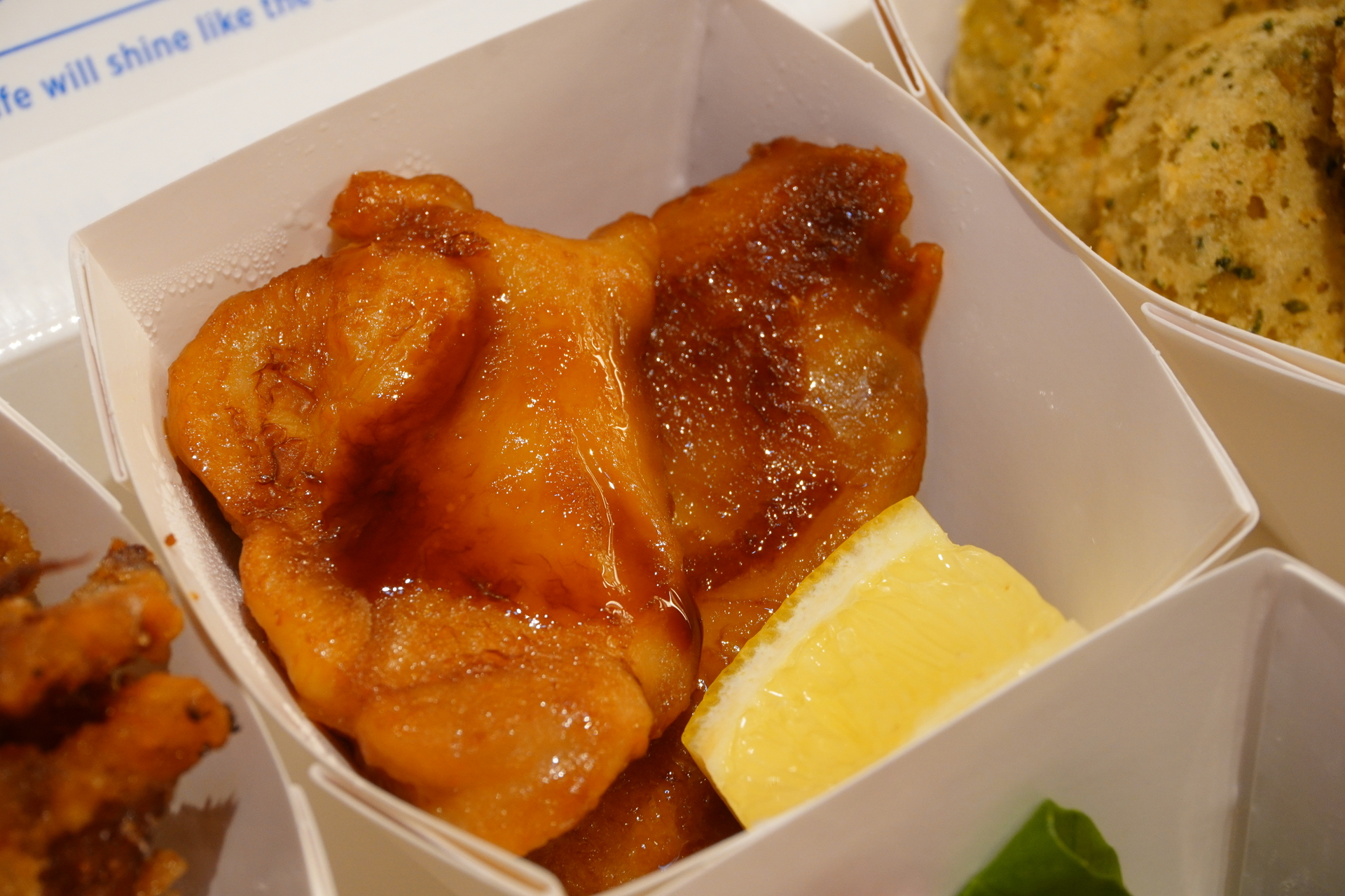 ミクロネシア連邦「ミクロネシアンチキン」。照り焼きチキンっぽいが、付け合わせのタマネギやレモンでさっぱりいただける