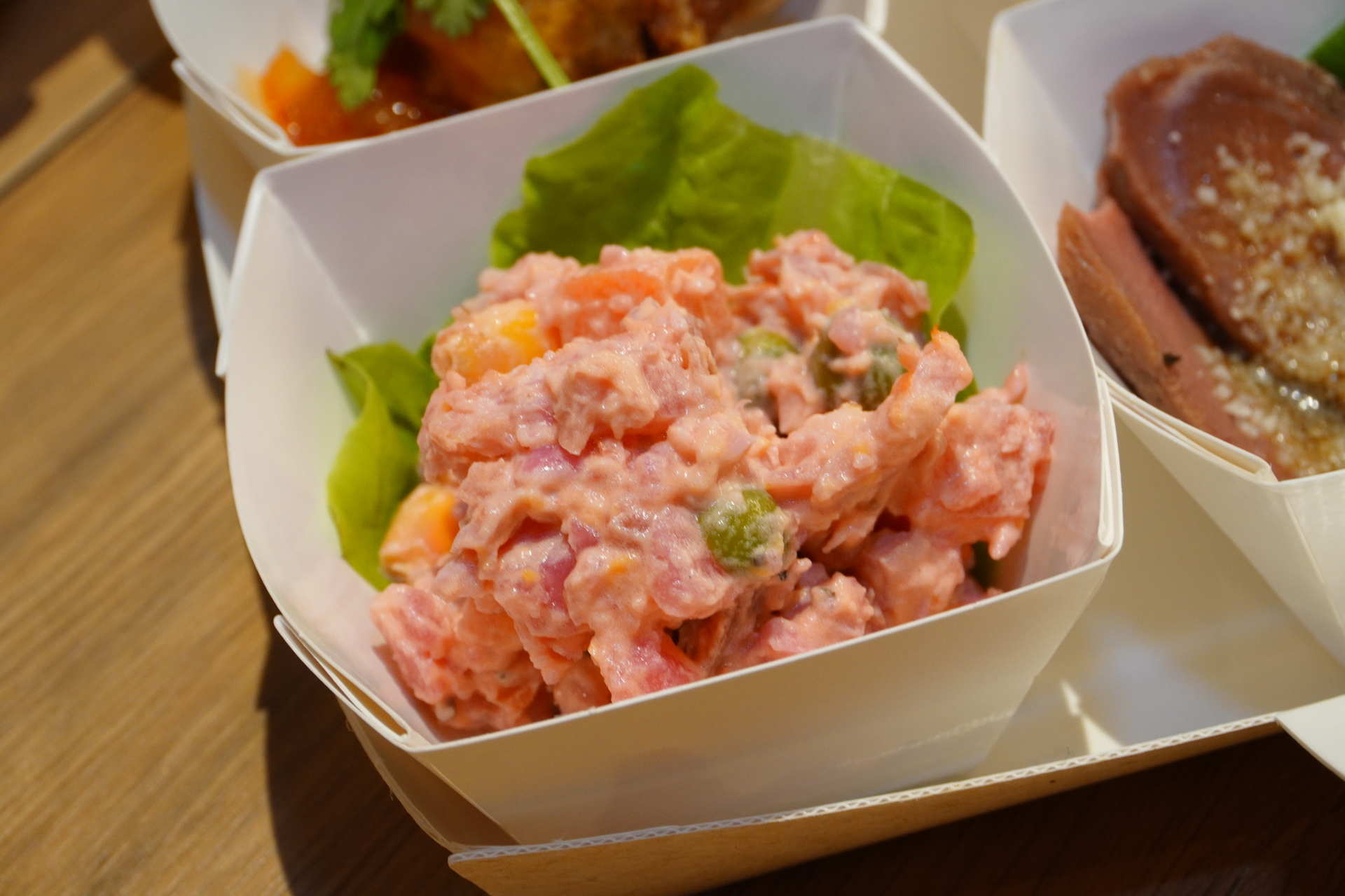 パナマ共和国「エンサラダデフェリア」。ビーツによって見た目はあざやかな色合いだが、味は素朴なポテトサラダ