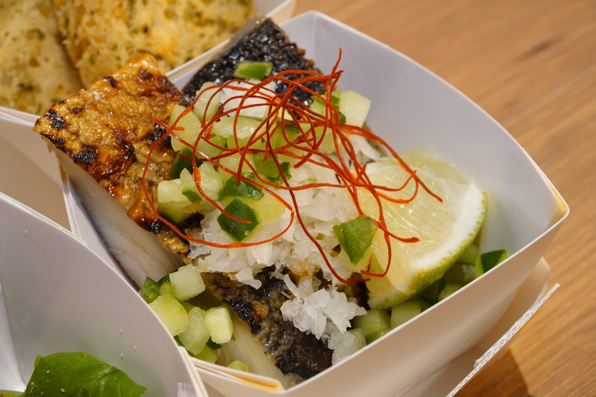 カメルーン共和国「マケロ」。しっかりと脂がのったサバを唐辛子入りのピリ辛ソースで和えている