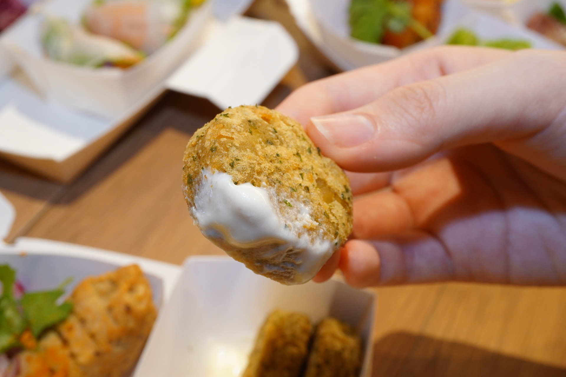 ひよこ豆を使ったスパイシーなコロッケ。中身はインド料理のサモサと非常に似ている