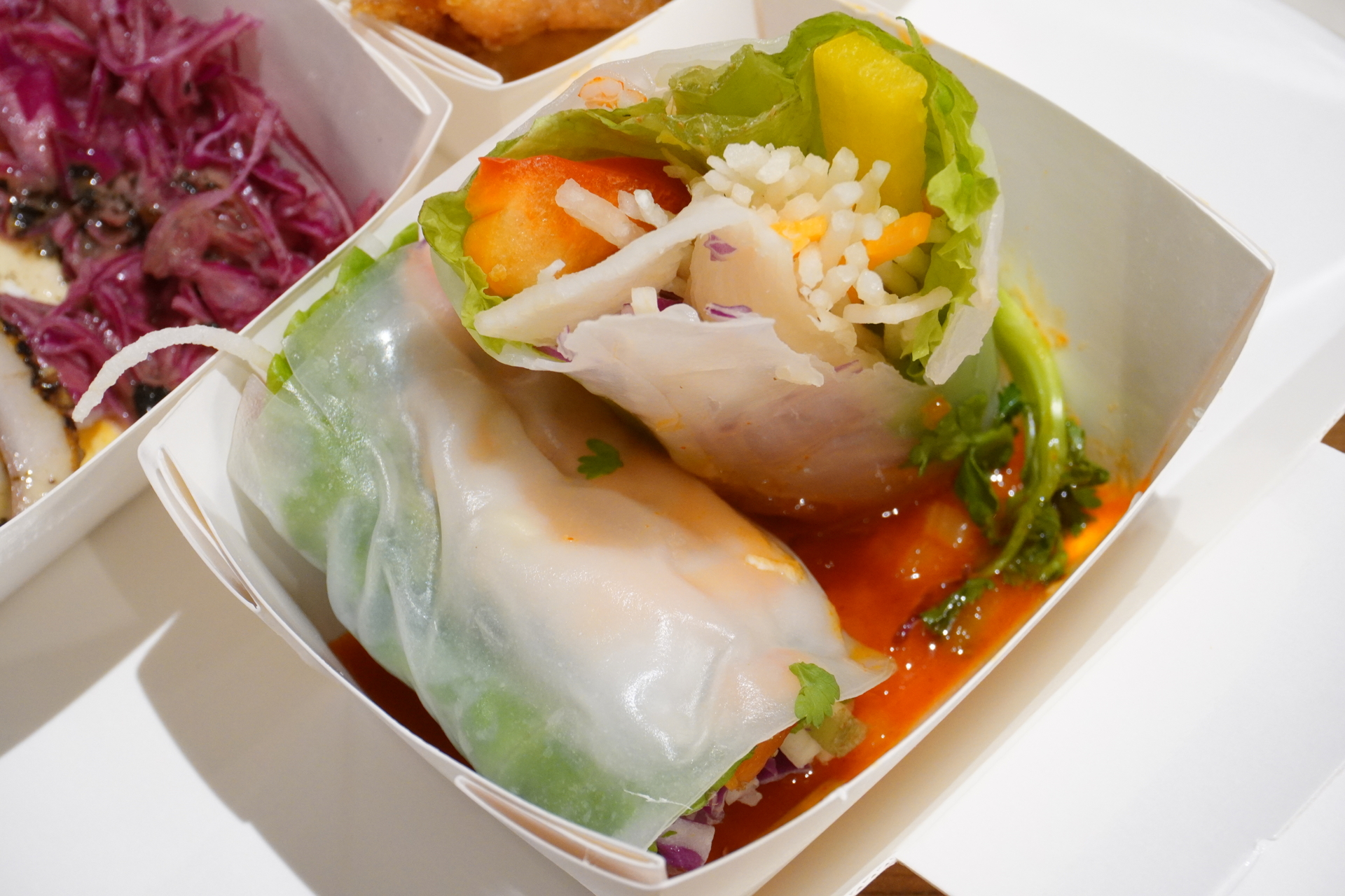 1品ずつ料理の下にソースが敷いてあるので、お好みの量をディップしていただく。少し時間が経っても揚げ物などがふにゃふにゃにならないのはありがたい