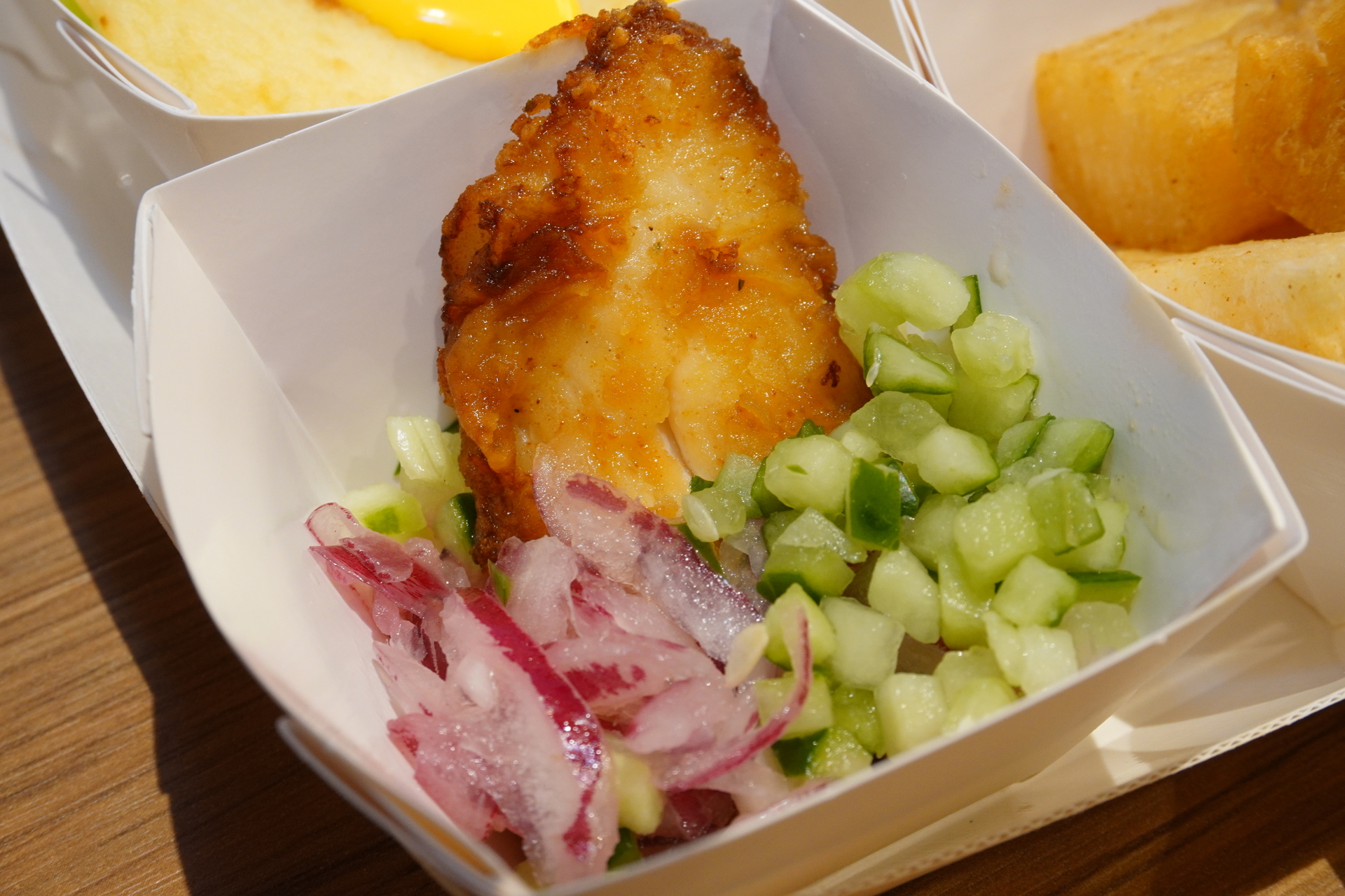 中央アフリカ共和国「フライドティラピア」。メインは白身魚のフライで、ちょっと白ご飯がほしくなる