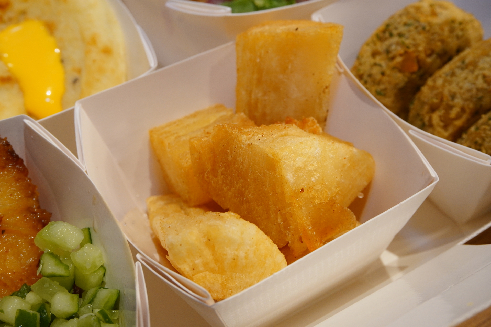 ソロモン諸島「キャッサバ芋フライ」。個人的に最もお気に入りのメニュー。サトイモのようなフライをココナッツソースでいただくのだが、スイーツのようなおかずのような不思議な味で楽しい