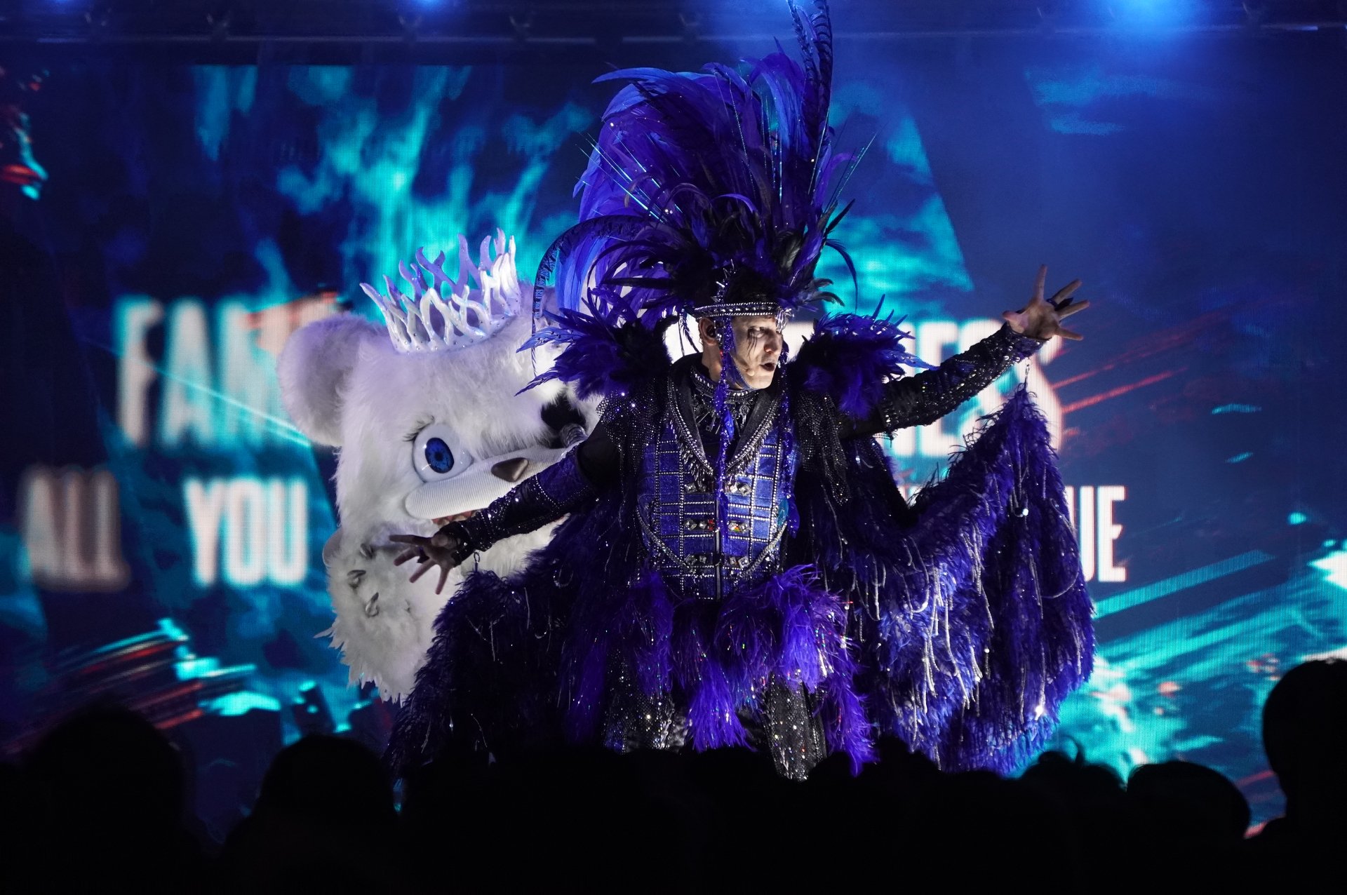 ハミクマたち、ボーカルMC、バックバンド、ダンサーが次々に登場して“デスメタルライブ”のようなパーティ開幕