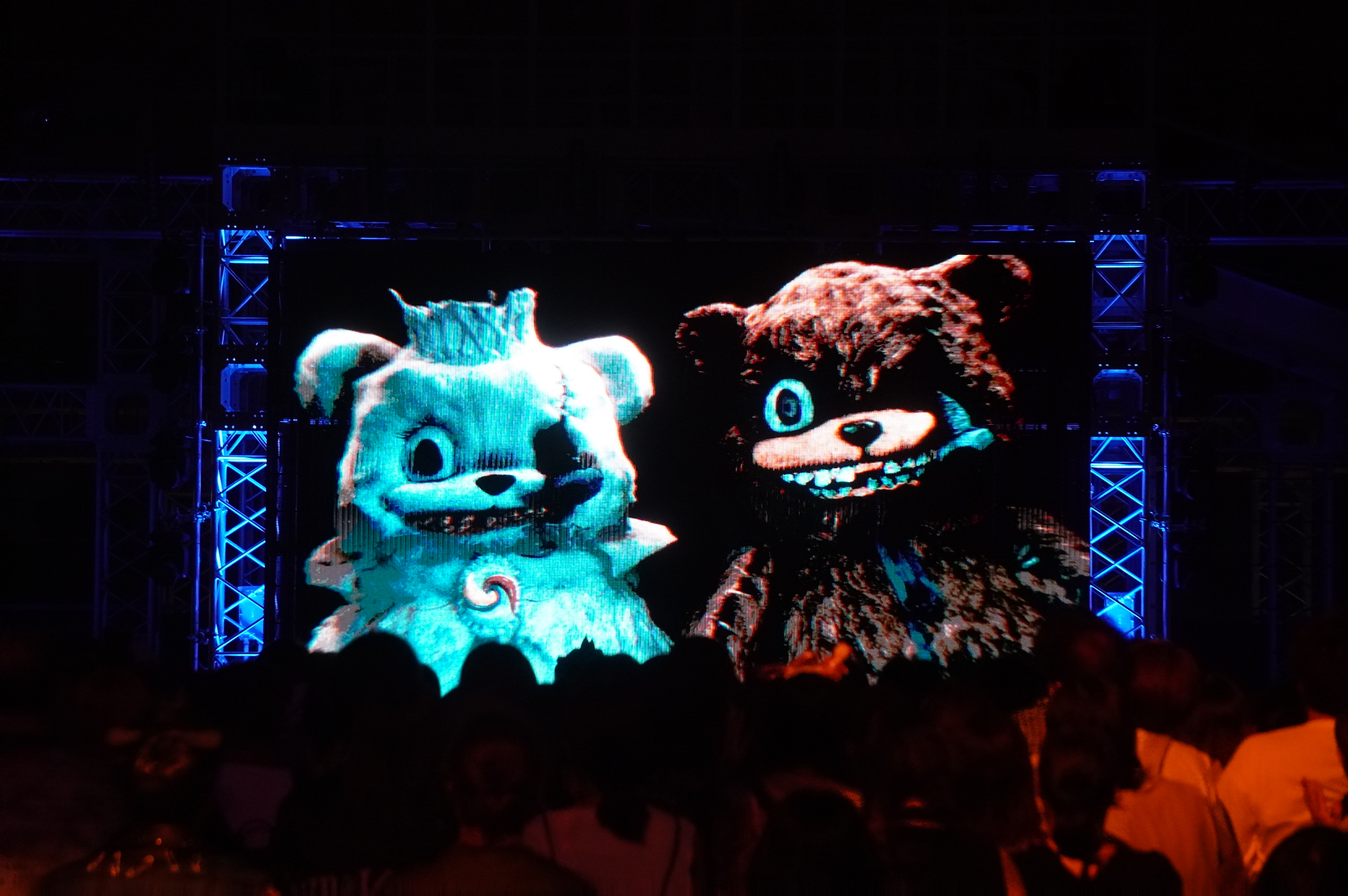 ハミクマたち、ボーカルMC、バックバンド、ダンサーが次々に登場して“デスメタルライブ”のようなパーティ開幕