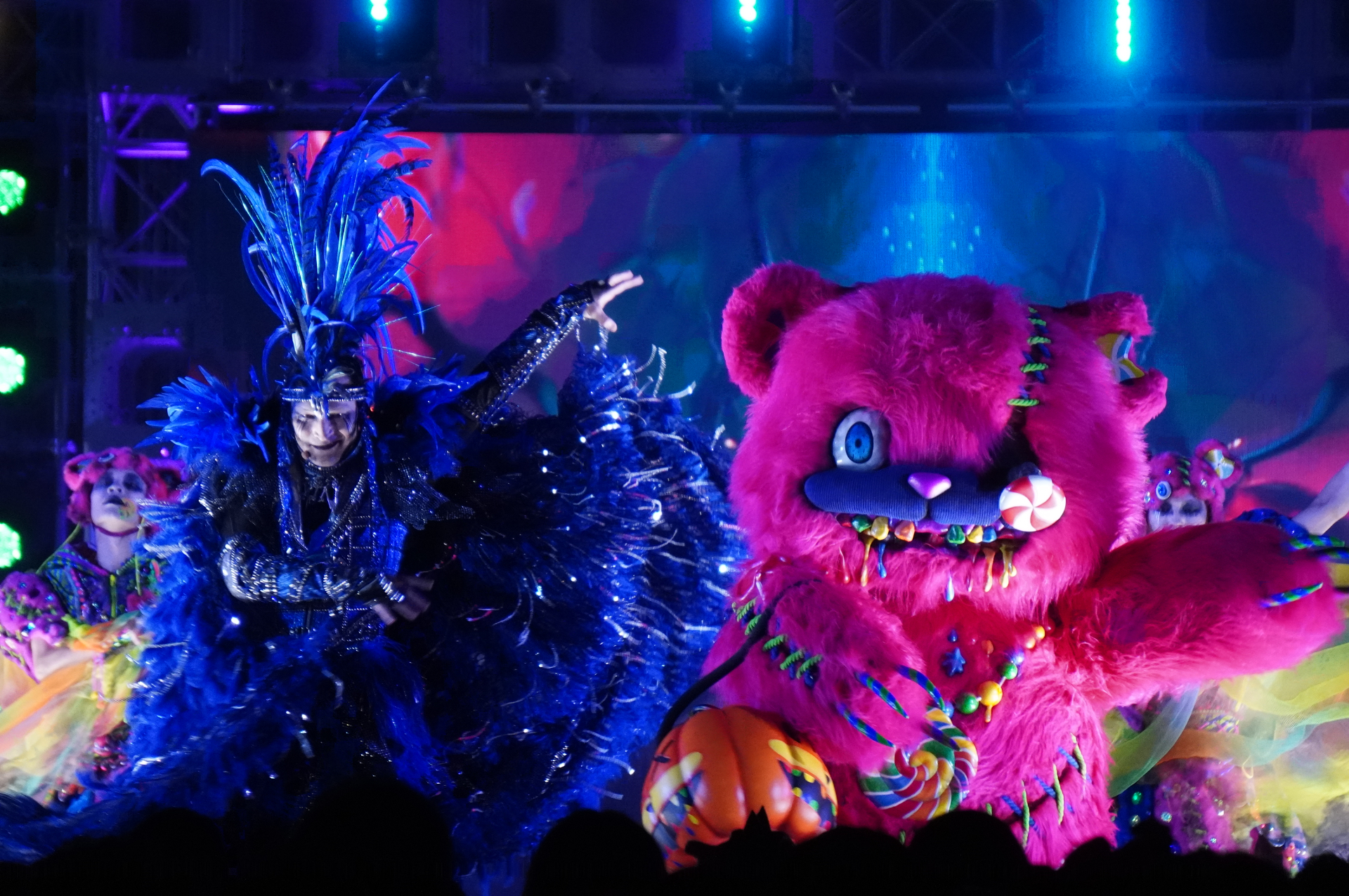 ハミクマたち、ボーカルMC、バックバンド、ダンサーが次々に登場して“デスメタルライブ”のようなパーティ開幕