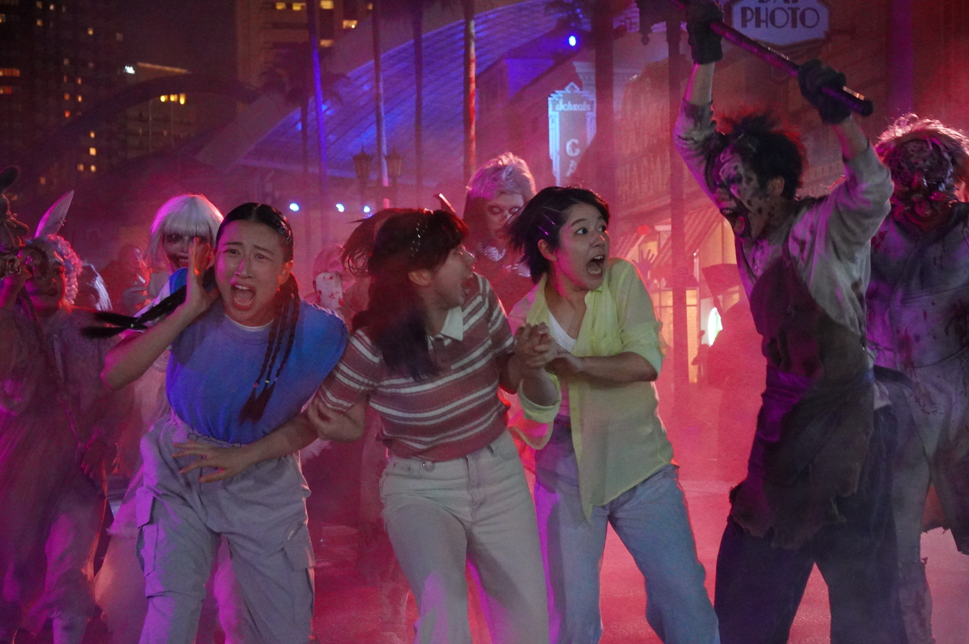 あっという間にゾンビがあふれ、ゲスト全員に襲いかかる