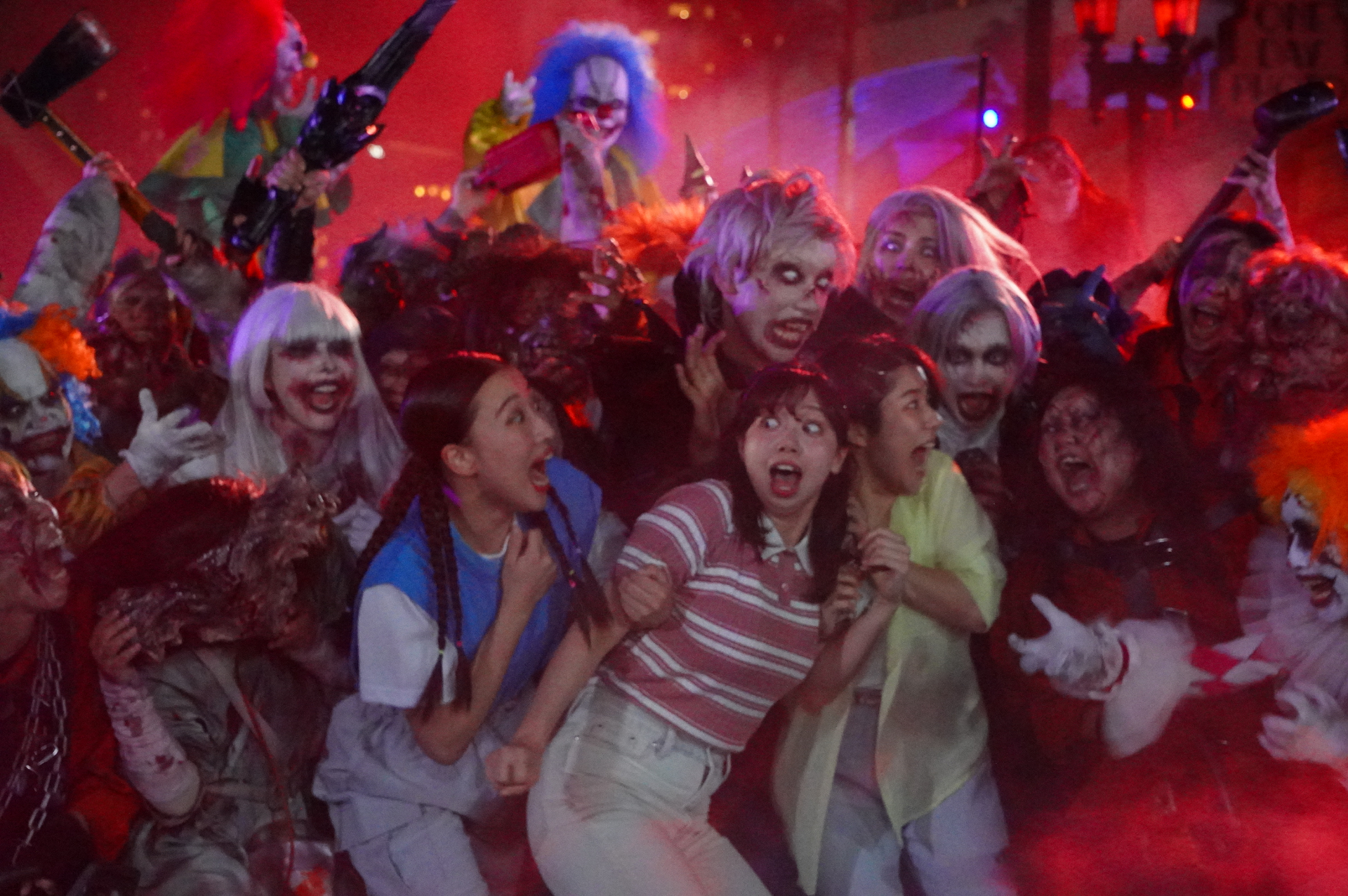 あっという間にゾンビがあふれ、ゲスト全員に襲いかかる