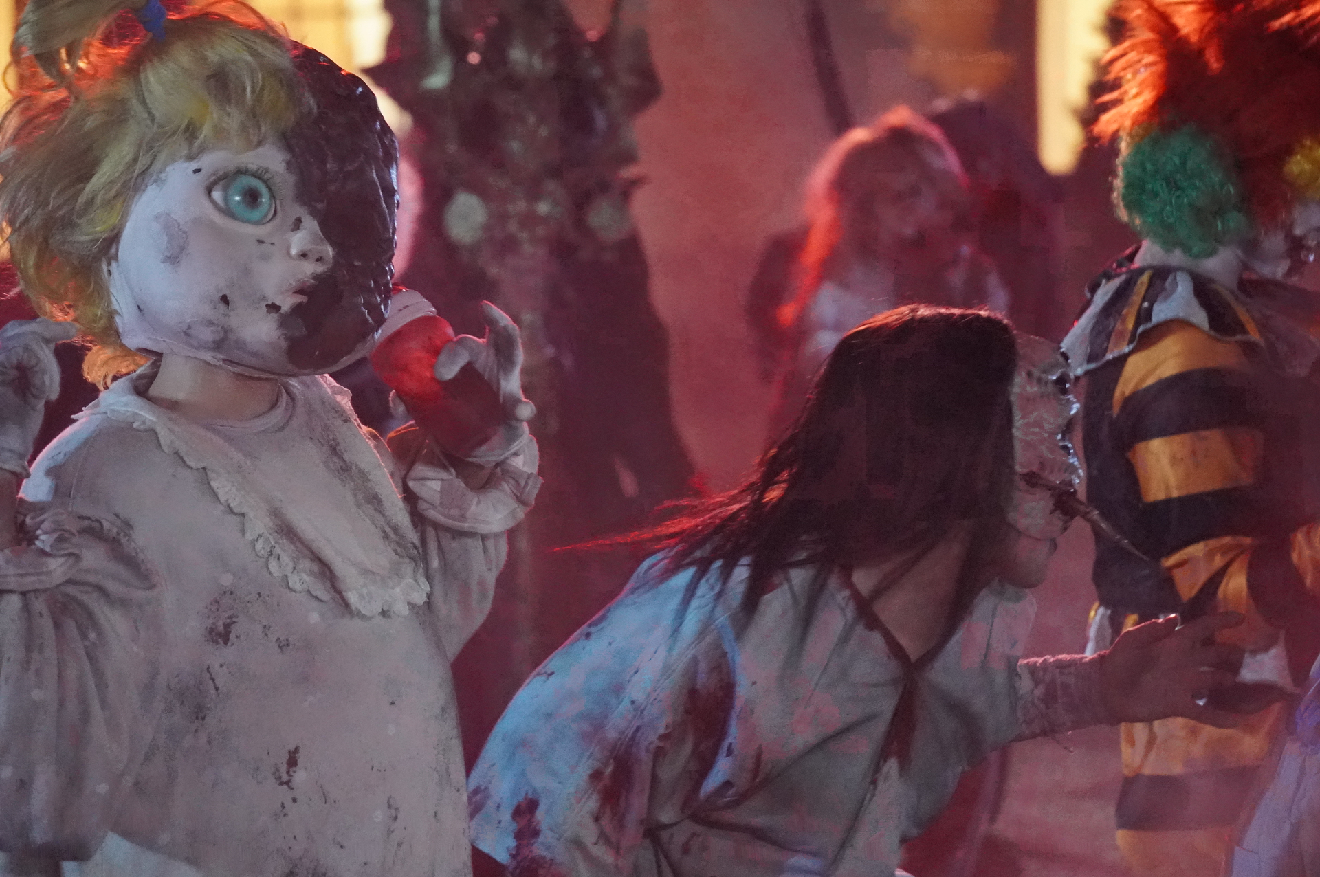 あっという間にゾンビがあふれ、ゲスト全員に襲いかかる