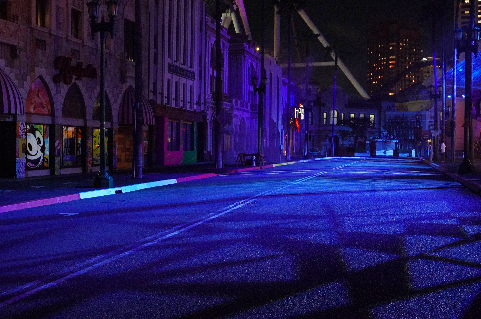 パークのストリートが不気味な雰囲気に……。怪しい音楽とスモークが漂うなか、ゾンビがさまよいはじめる