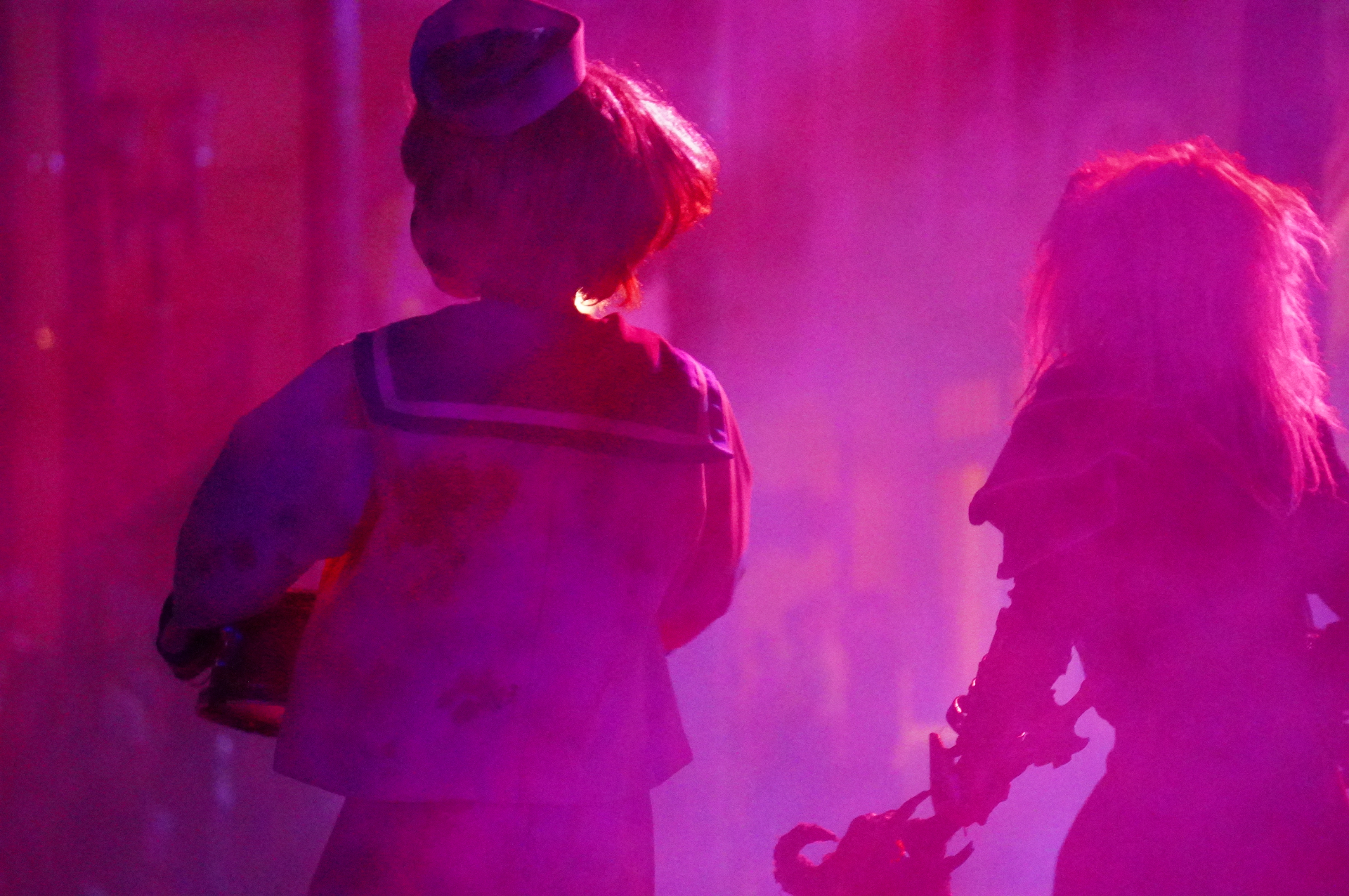 パークのストリートが不気味な雰囲気に……。怪しい音楽とスモークが漂うなか、ゾンビがさまよいはじめる