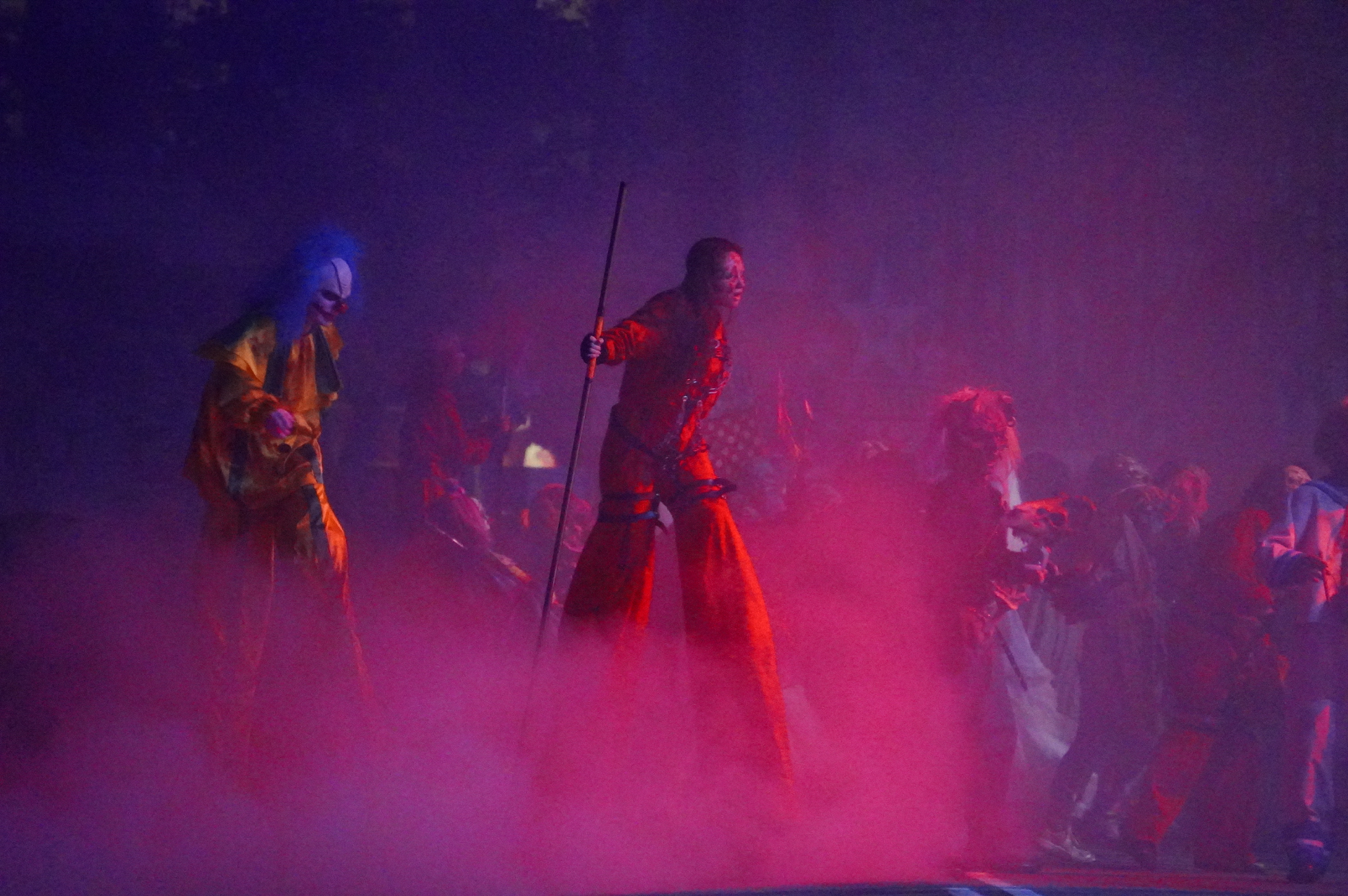 パークのストリートが不気味な雰囲気に……。怪しい音楽とスモークが漂うなか、ゾンビがさまよいはじめる