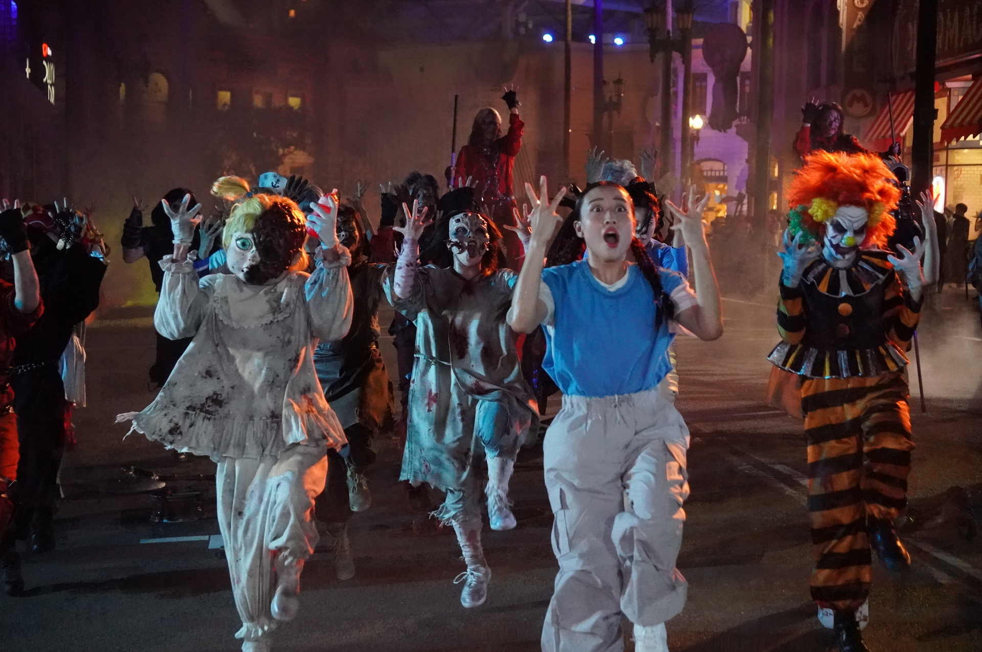 大量のゾンビが熱狂的な音楽にあわせて踊り狂う「ゾンビ・デ・ダンス」は、新たに「King Gnu」とコラボ