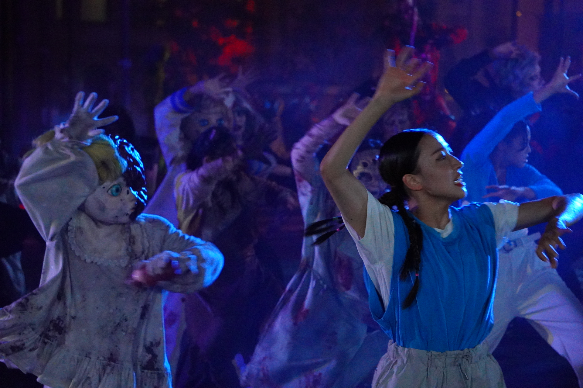 大量のゾンビが熱狂的な音楽にあわせて踊り狂う「ゾンビ・デ・ダンス」は、新たに「King Gnu」とコラボ