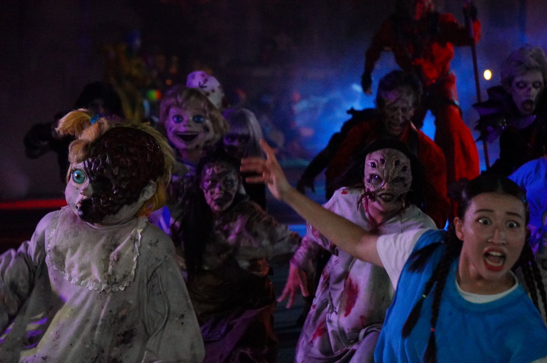 大量のゾンビが熱狂的な音楽にあわせて踊り狂う「ゾンビ・デ・ダンス」は、新たに「King Gnu」とコラボ