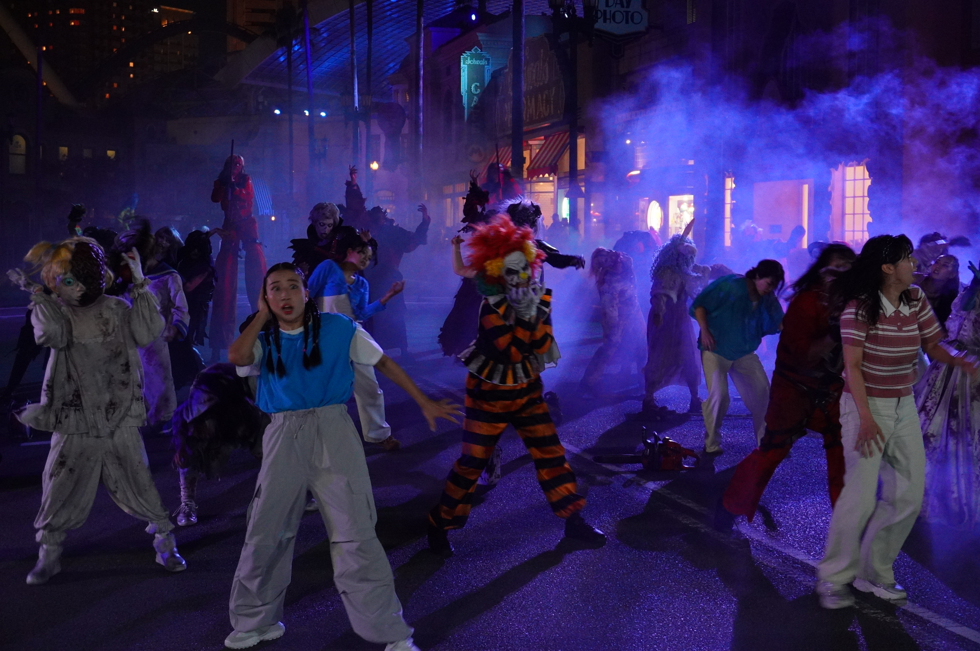 大量のゾンビが熱狂的な音楽にあわせて踊り狂う「ゾンビ・デ・ダンス」は、新たに「King Gnu」とコラボ