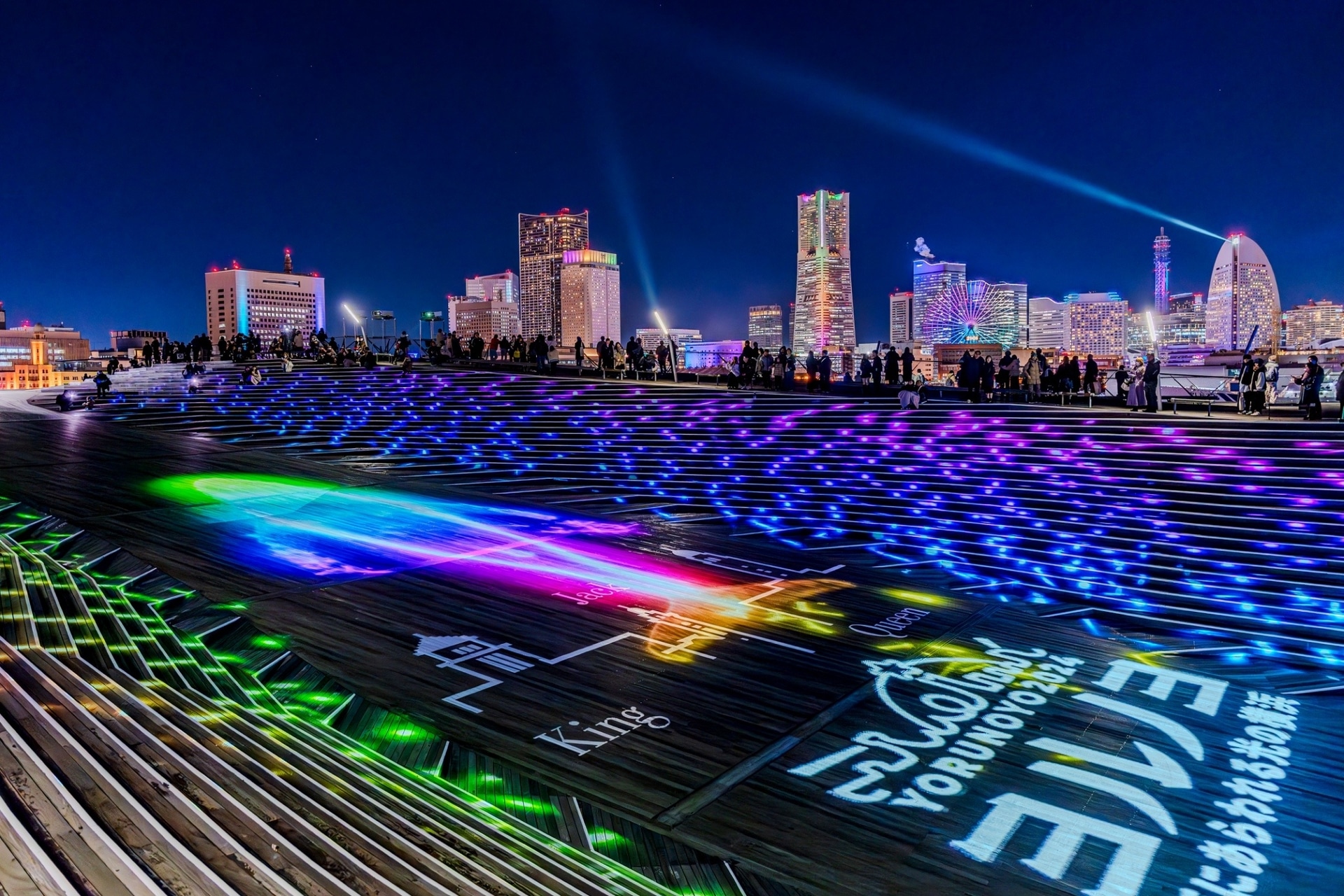 大さん橋会場の「クジランド」では、波打つようなウッドデッキで光に包まれる感覚を楽しめる