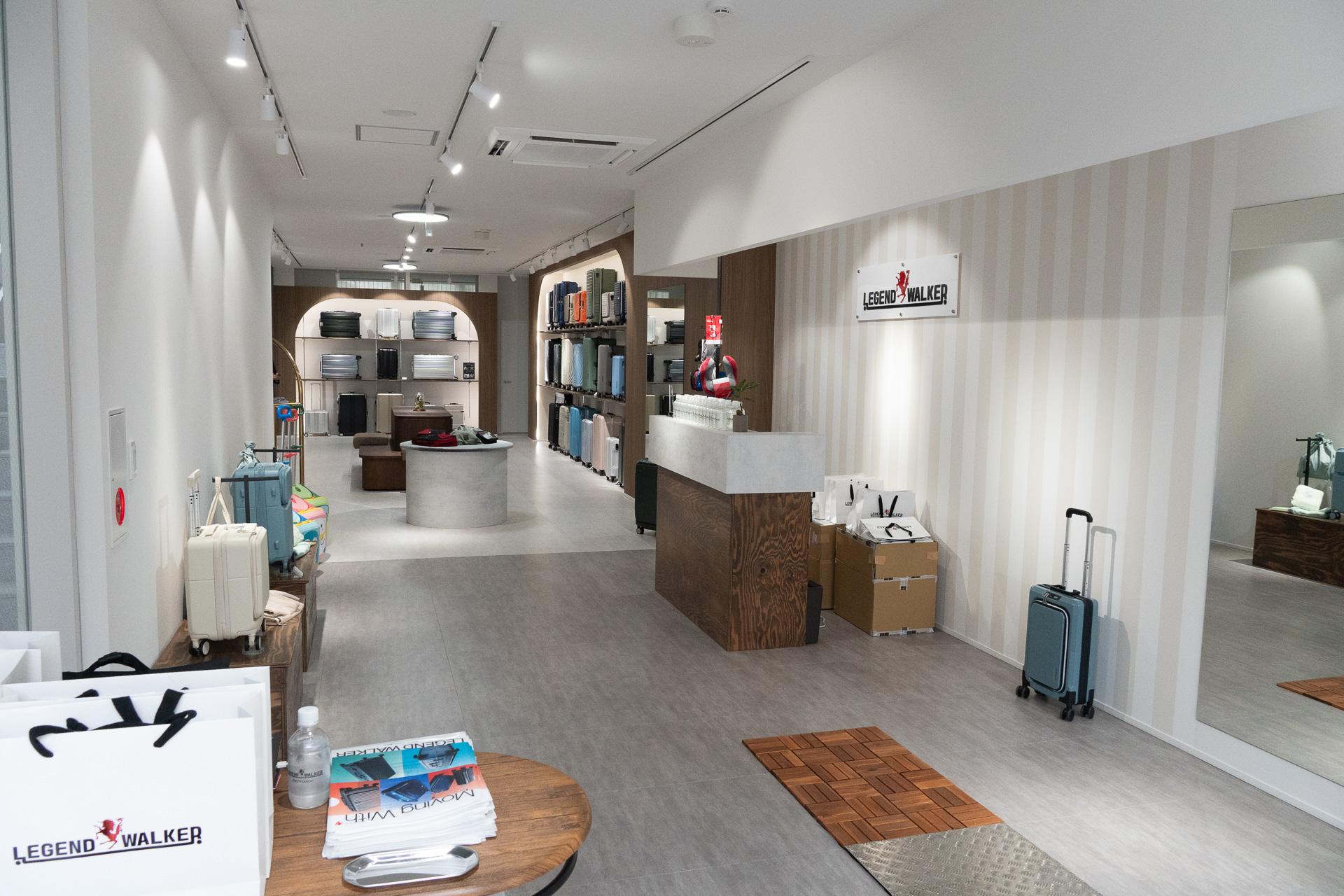 店内は縦に長い構造。入口付近は新作の展示や試走ゾーンになっている