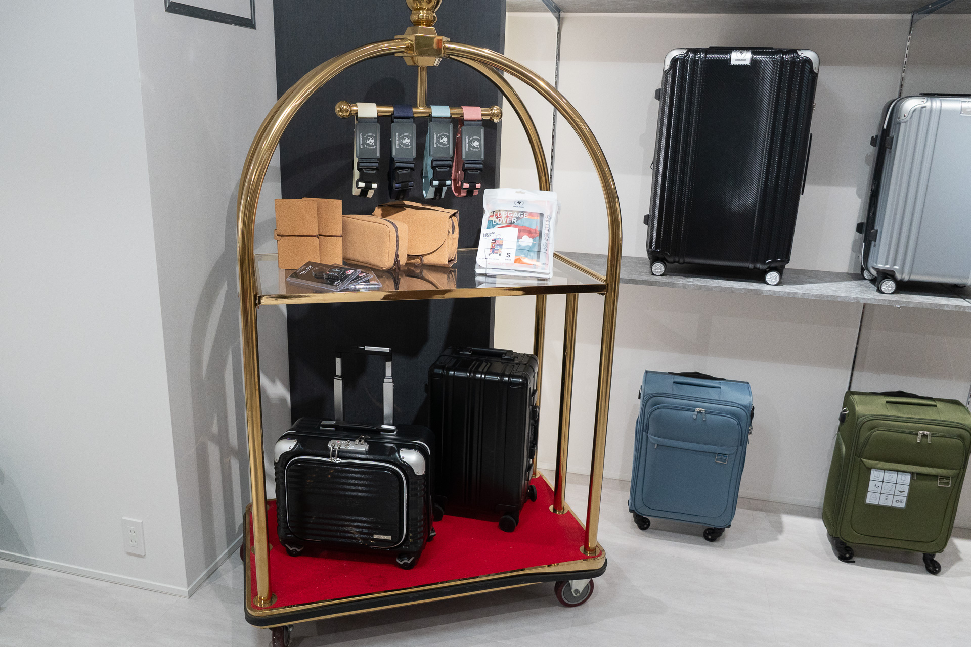 マグネット式のスーツケースベルトやコルク製のオーガナイザーなどトラベル用品も扱う