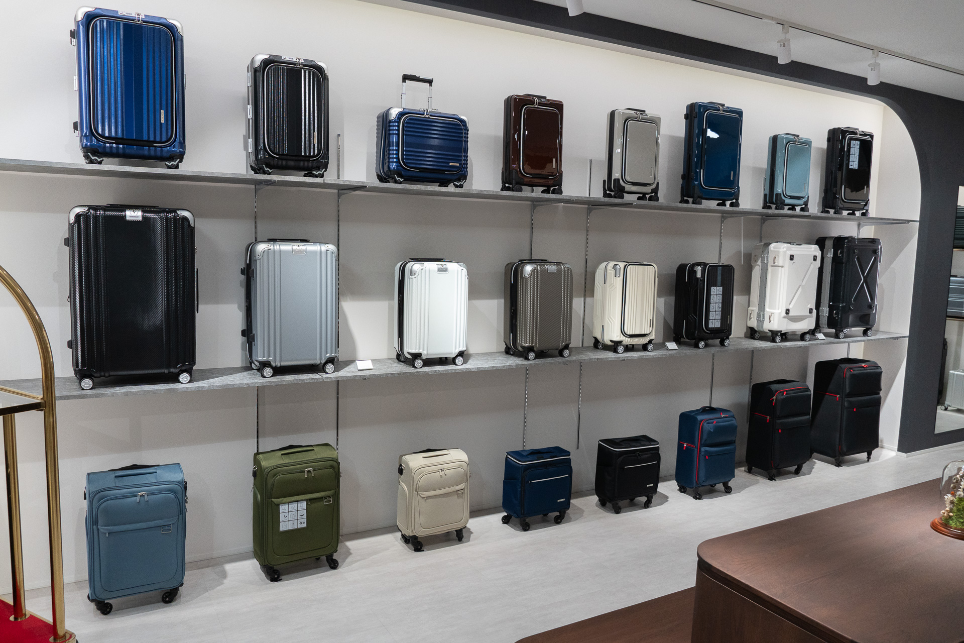 LEGEND WALKERのラインアップが整然と並ぶ店内奥のスペース