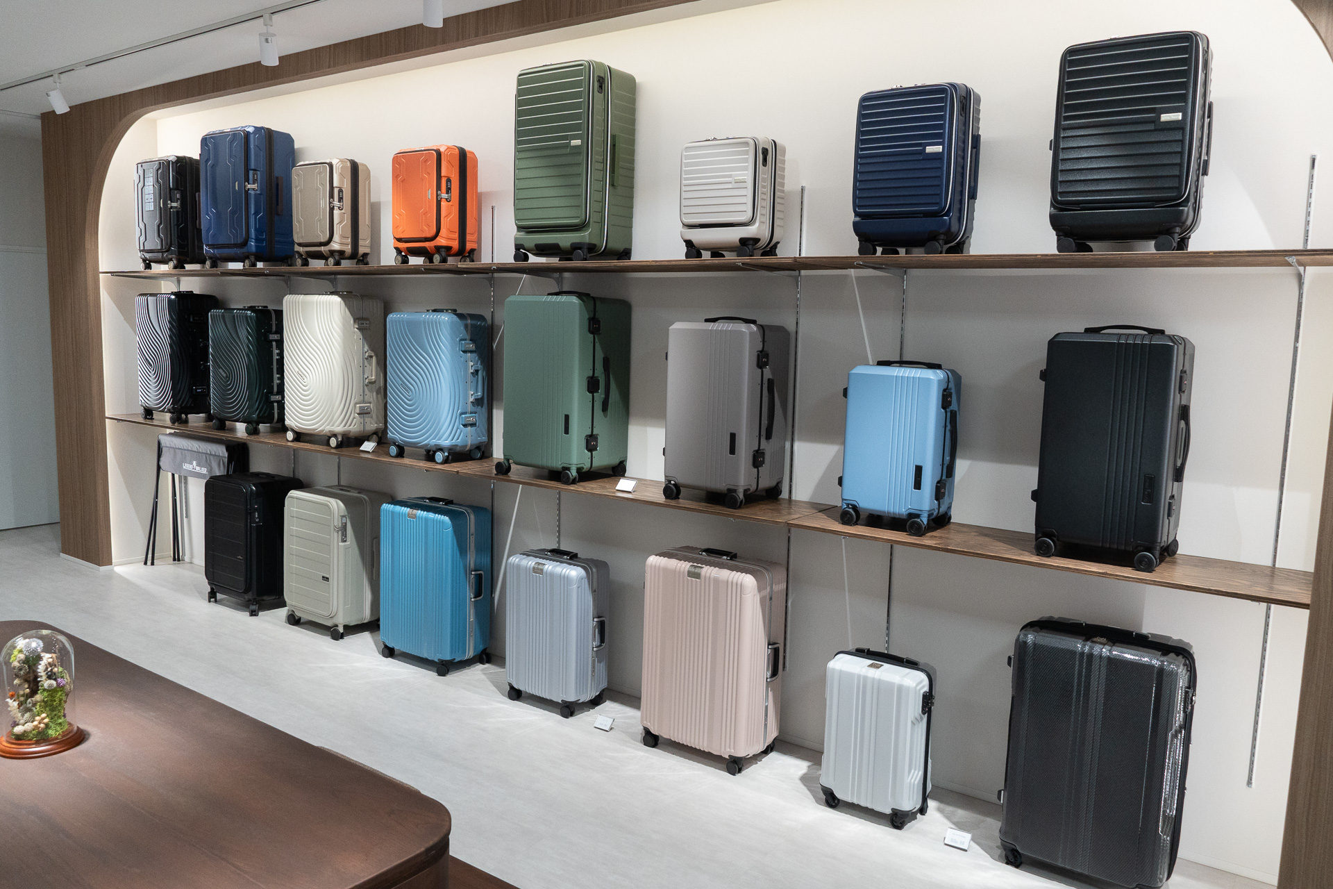 LEGEND WALKERのラインアップが整然と並ぶ店内奥のスペース