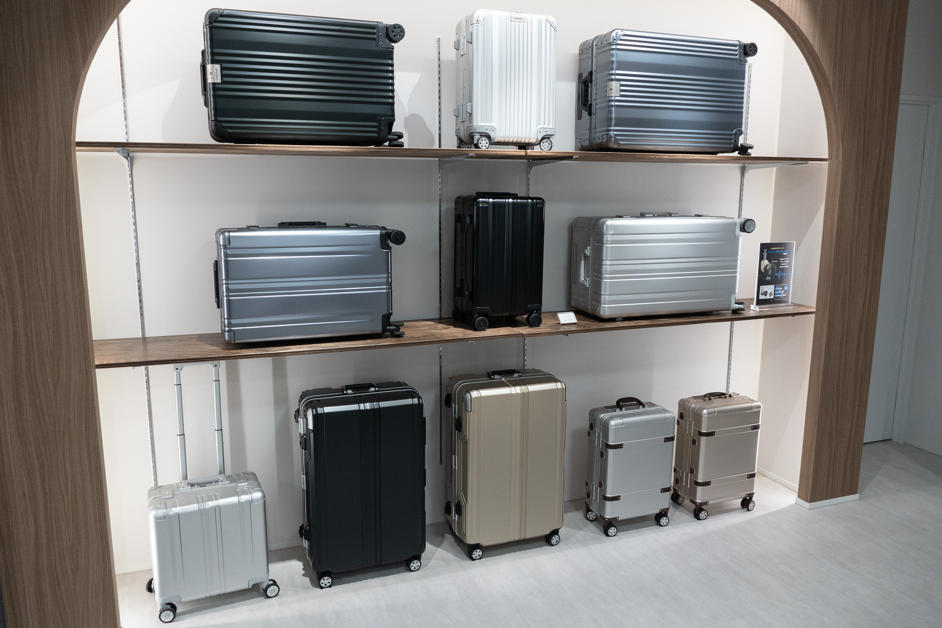 LEGEND WALKERのラインアップが整然と並ぶ店内奥のスペース