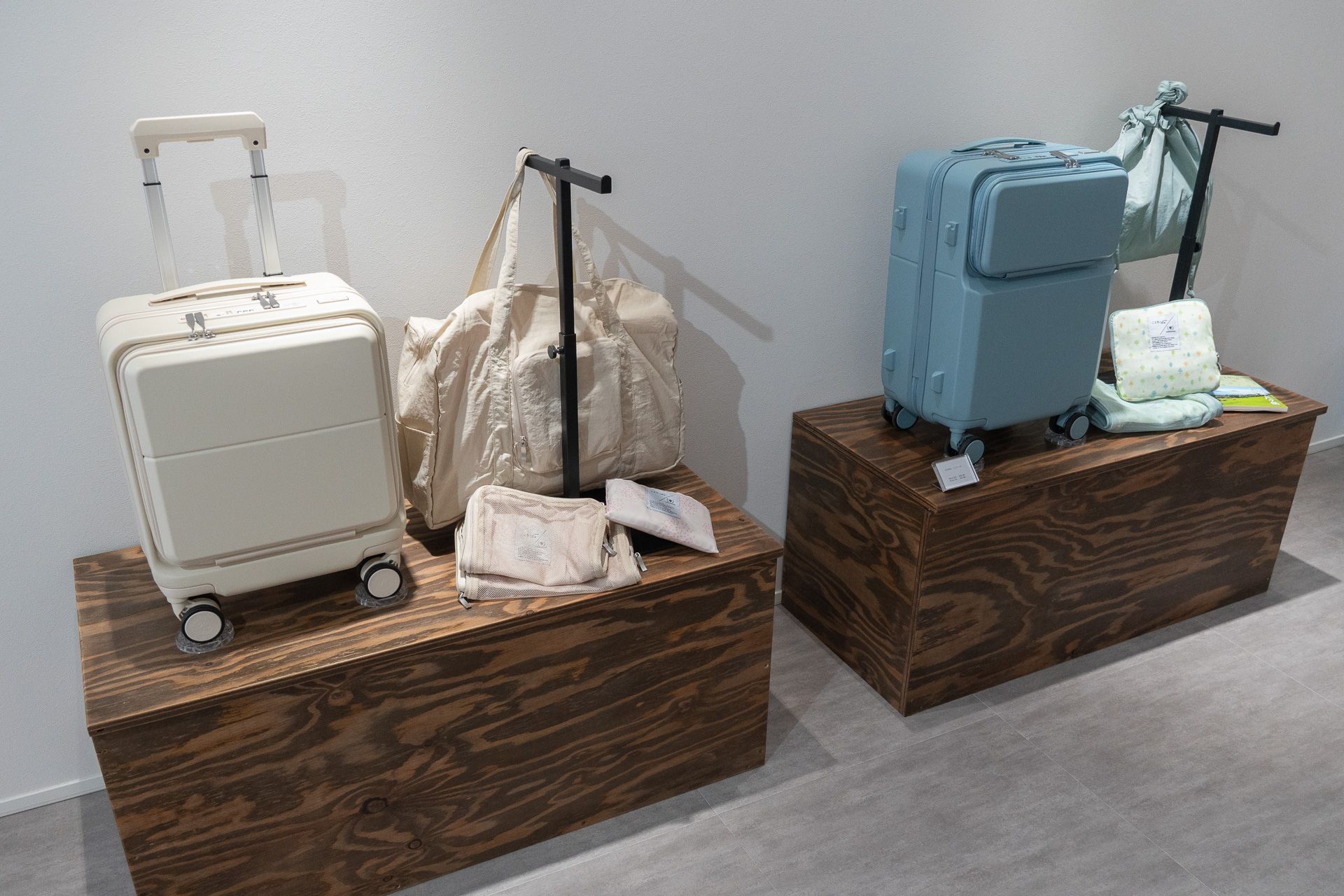 入口付近もう1つの展示は「ことりっぷ」コラボ