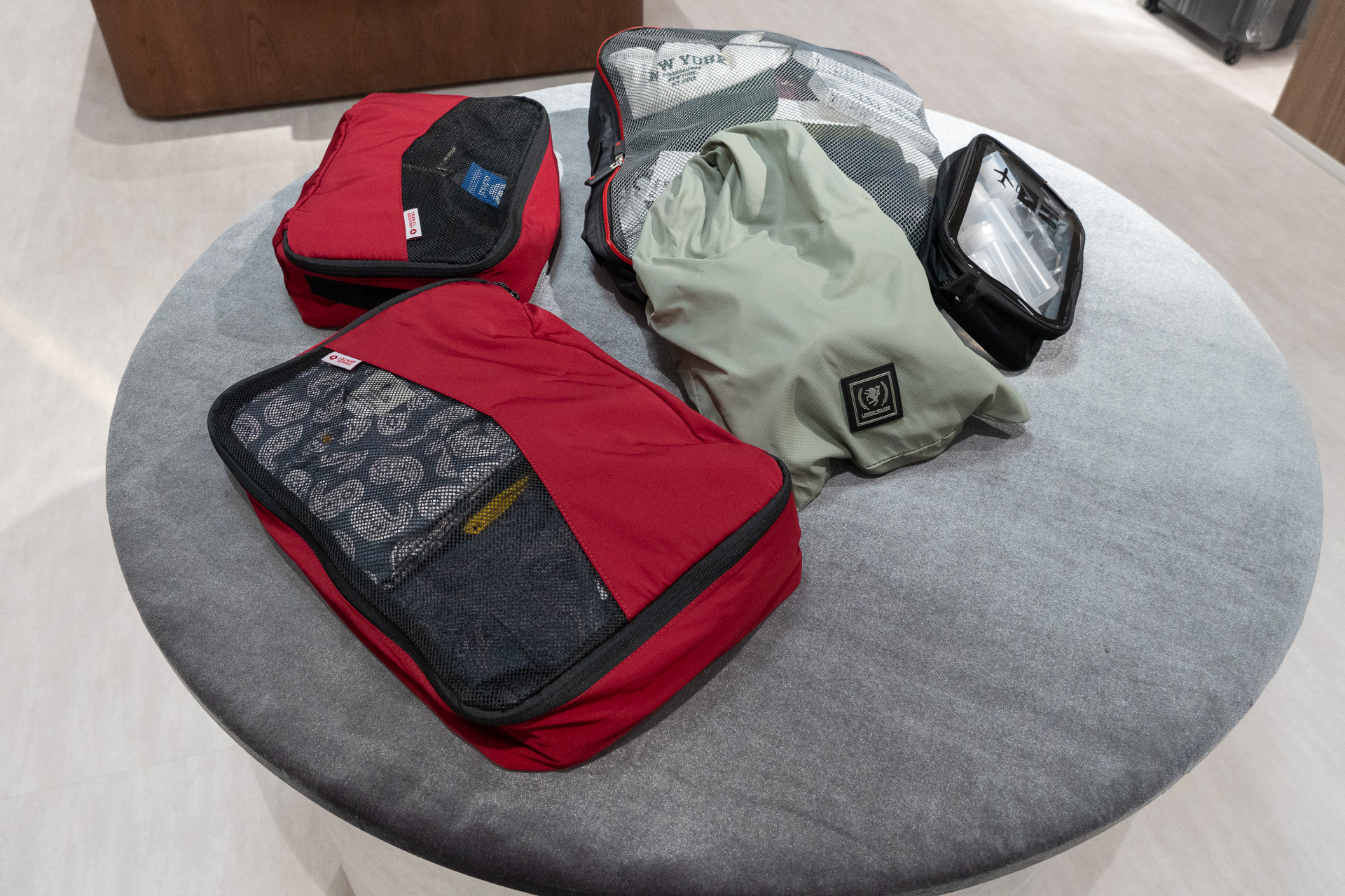 店内中央の大きなテーブルは実際に荷物を詰め込んで試せる「パッキングゾーン」