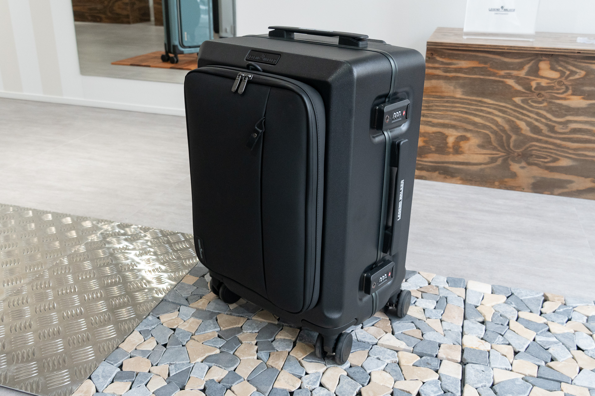 アルミフレームにポリウレタンのボディを組み合わせた機内持ち込み対応モデル