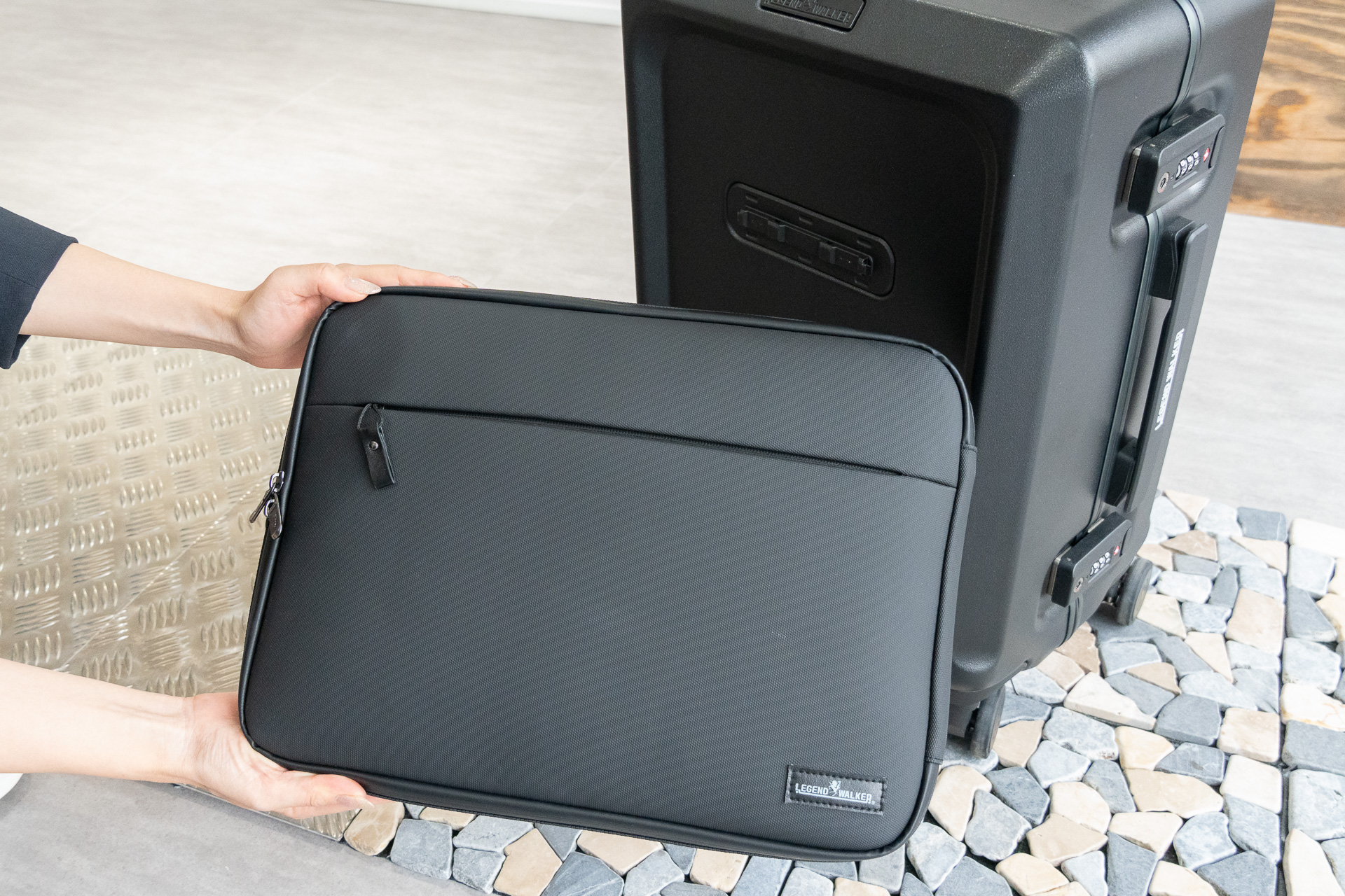 13インチ対応のノートPCスリーブは本体正面にマグネットで固定できる。保安検査場で手早く取り出せる仕組み
